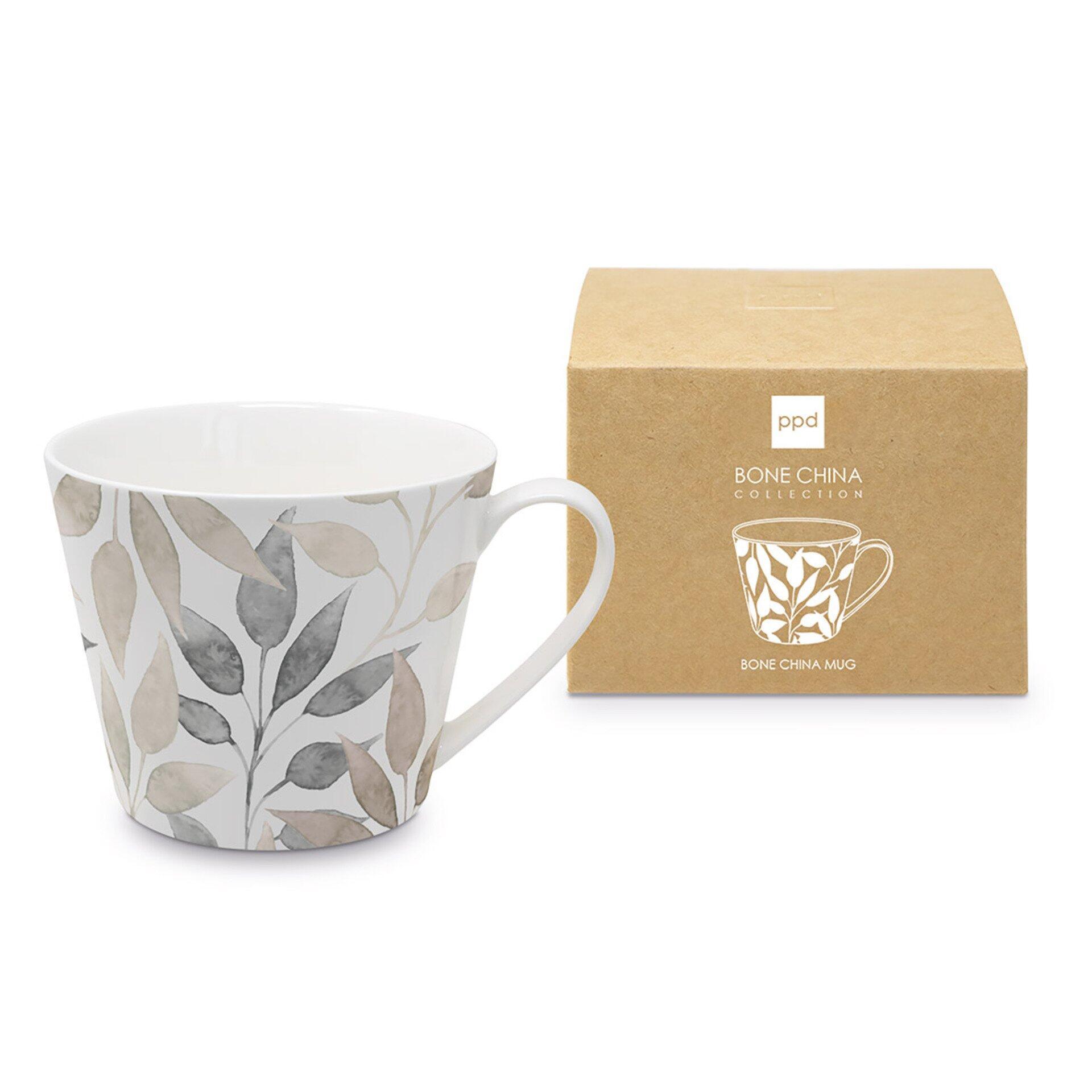 Weißer PO Bone China Mug mit stilisiertem, aquarelliertem Blattmotiv in Grautönen, präsentiert auf hellgrauem Untergrund zusammen mit der passenden Verpackung.