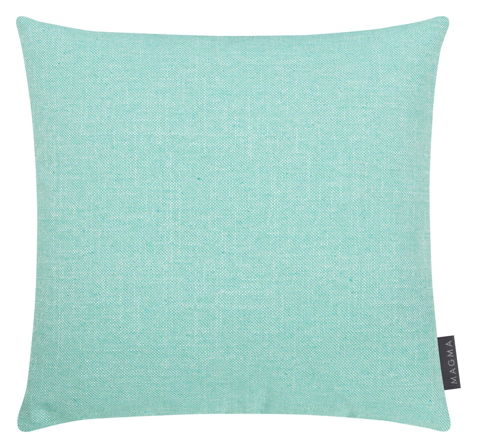 Türkisgrüne Kissenhülle Riva mit feiner Jacquard-Struktur und dezentem Marken-Anhänger.