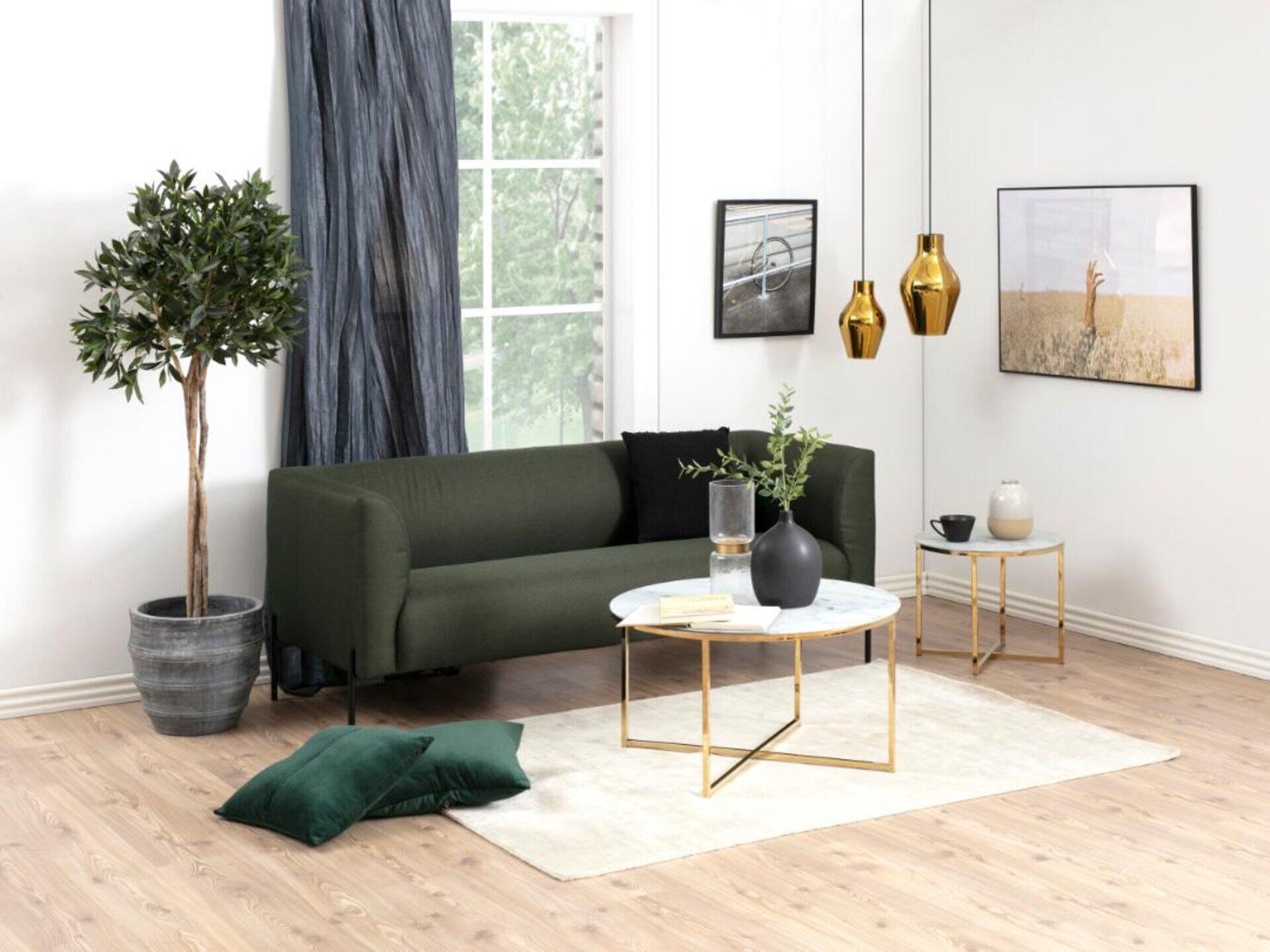 Runder Ecktisch Alisma mit weißer Marmorplatte und goldenen Beinen, präsentiert in einem stilvollen Wohnzimmer.