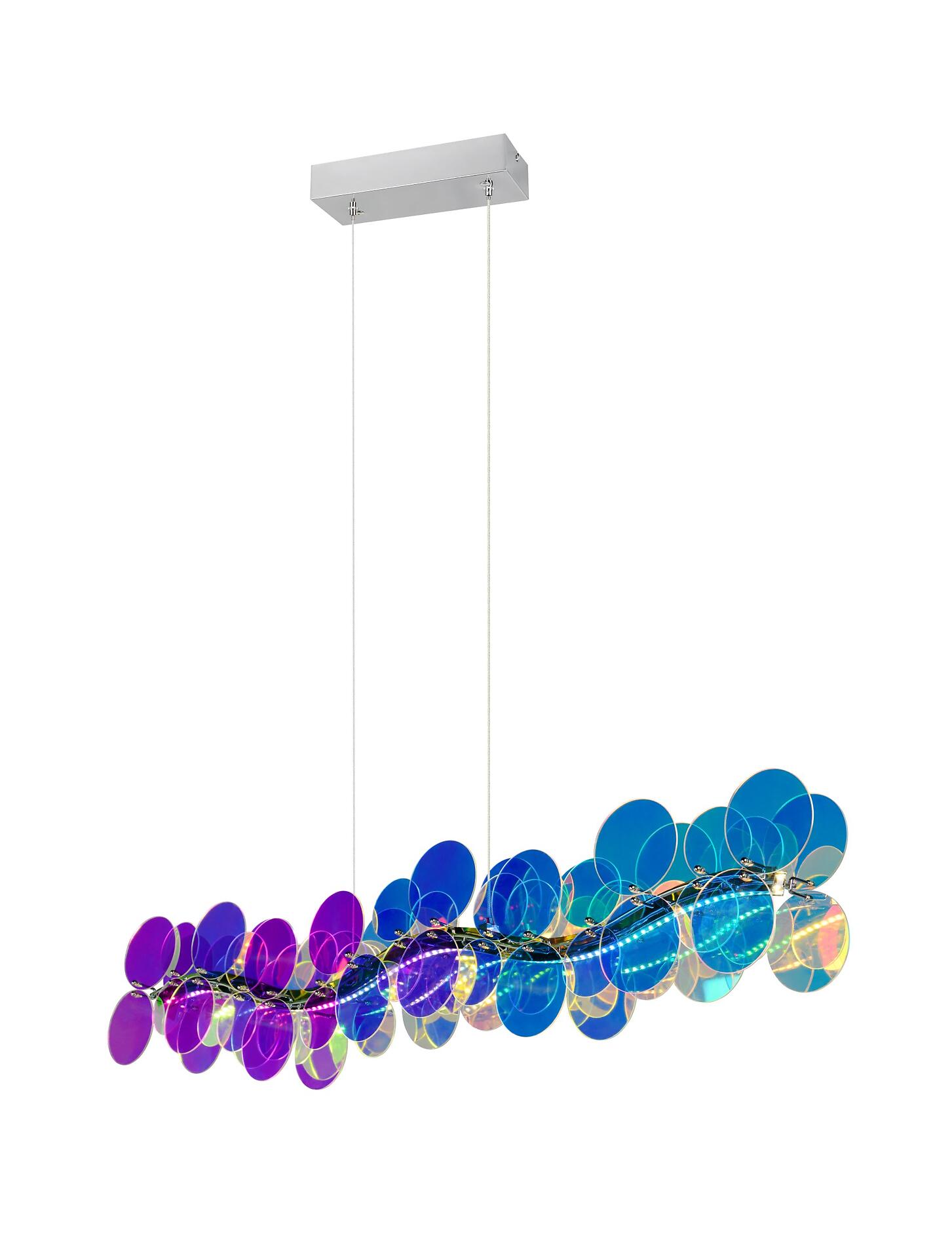 Pendelleuchte Pulse mit überlappenden, bläulich-violetten Blütenblatt-artigen Elementen, die das Licht in verschiedenen Farben brechen, an einem schlanken Aufhängegestell.