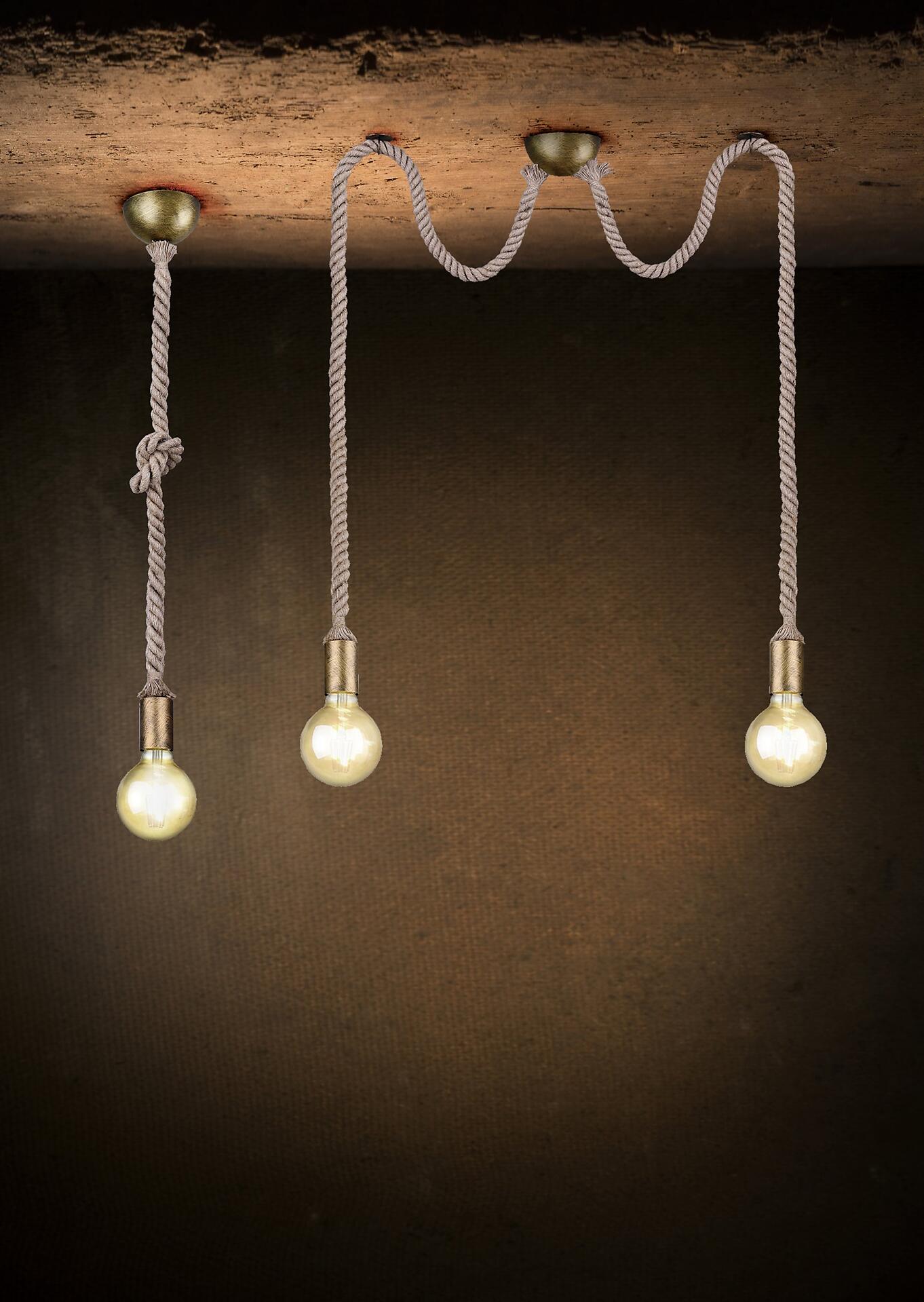 Drei Pendelleuchten "Rope" mit warmem Licht, an Seilen mit Knoten und Messing-Aufhängungen von der Decke baumelnd.