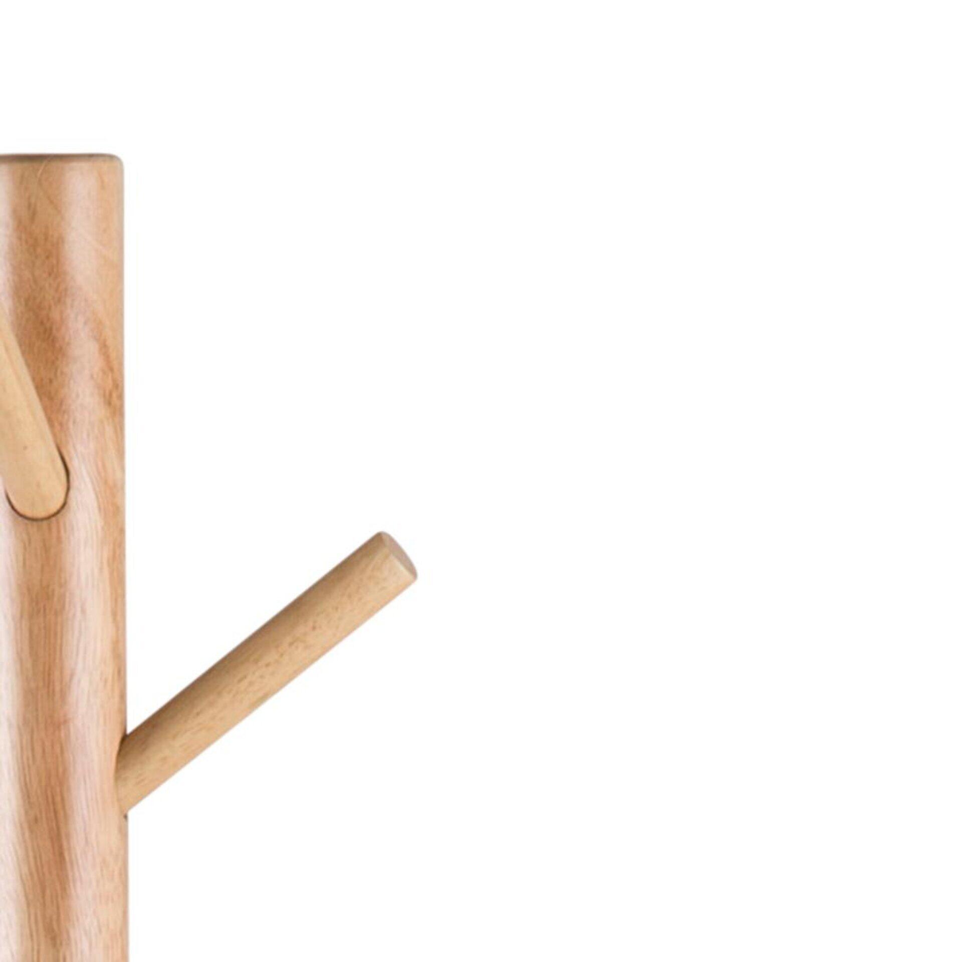 Detailaufnahme des asymmetrischen Kleiderhakens aus hellem Holz am Kleiderständer Bremen, der an einer Wandhalterung befestigt ist.