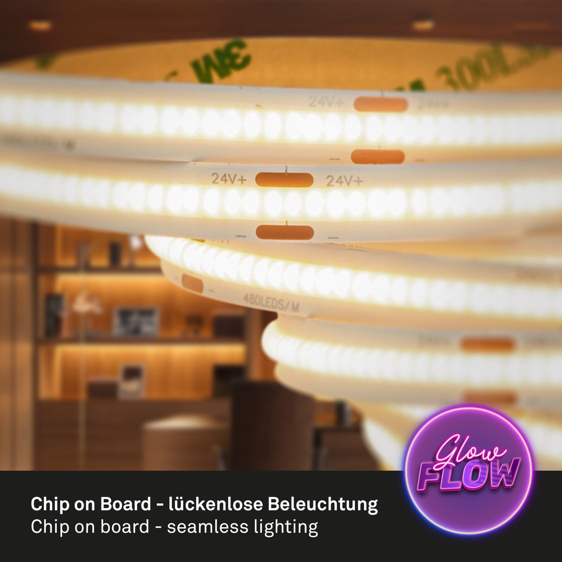 LED Band BRILO, nahtlose Beleuchtung an einer Wand, Detailaufnahme von Kabel mit Spannung und LED-Dichte, warmes Licht.