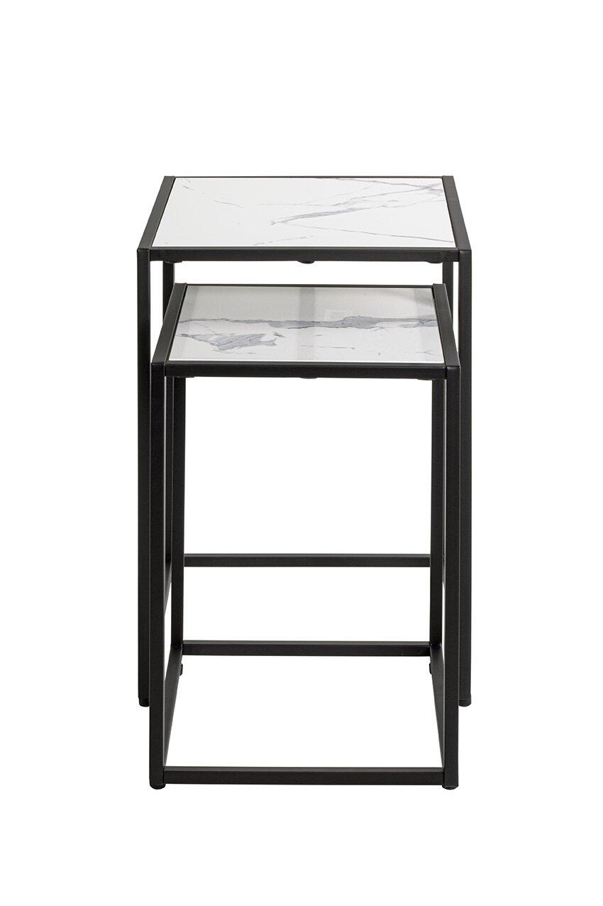 Zwei Beistelltische aus Stahlrohr mit weißen Kunstmarmor-Ablagen, wobei der kleinere Tisch auf dem größeren steht und beide Tische einen filigranen, modernen Look zeigen.