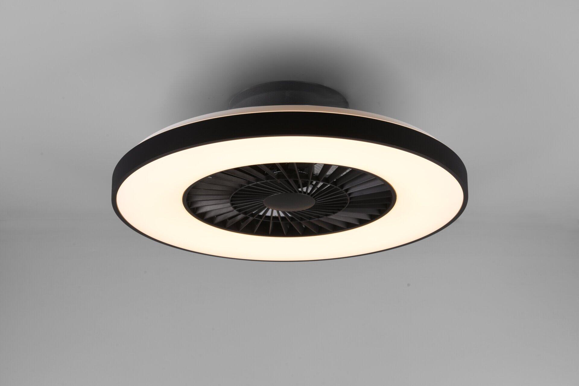 Deckenventilator Halmstad mit schwarzem Korpus und weißem Lichtring, aus Vogelperspektive dargestellt, zeigt Design und Struktur.
