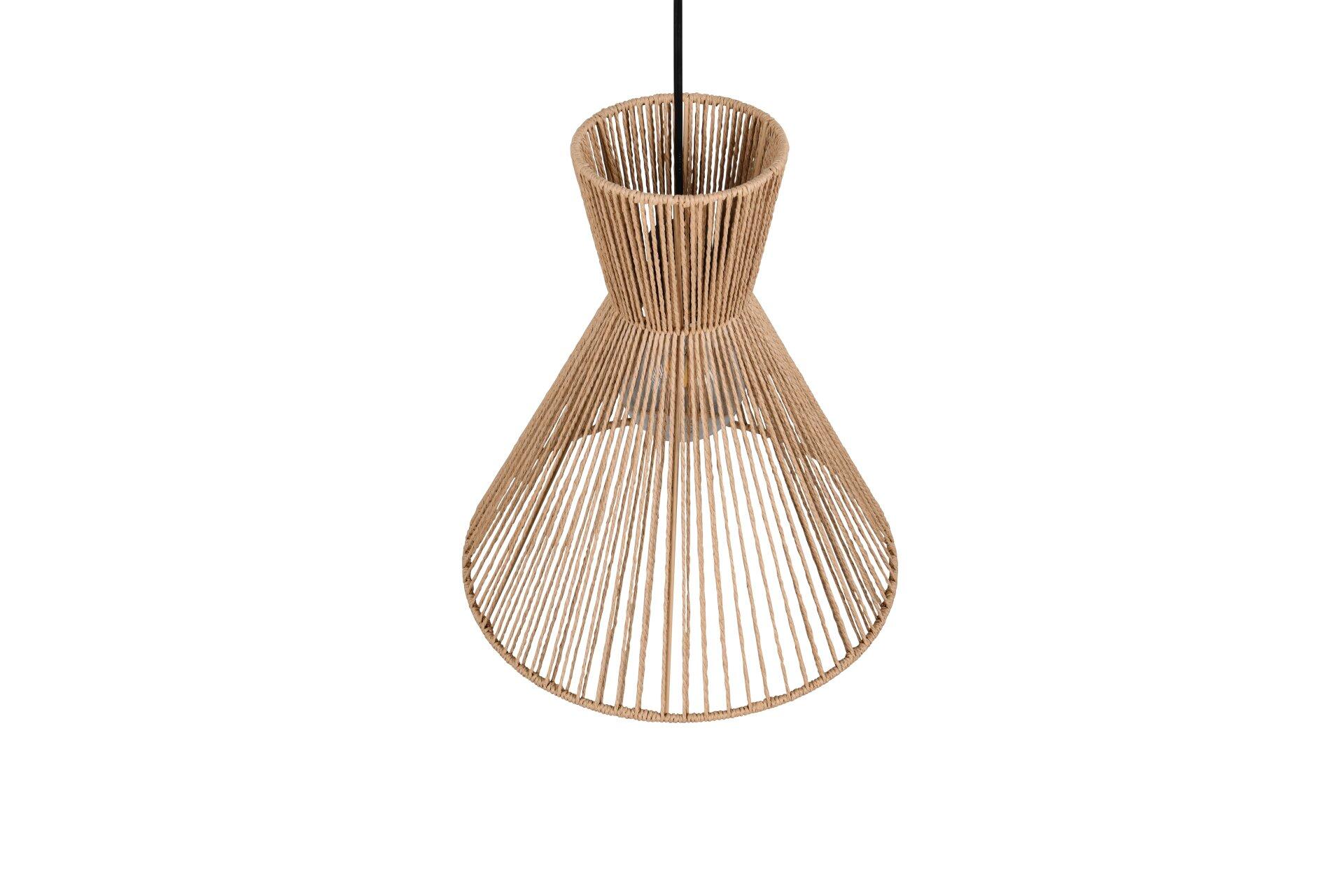 Pendelleuchte Rosalie mit geflochtenem Rattan-Design und konischer Form, die durch ihre offene Bauweise indirektes Licht erzeugt.