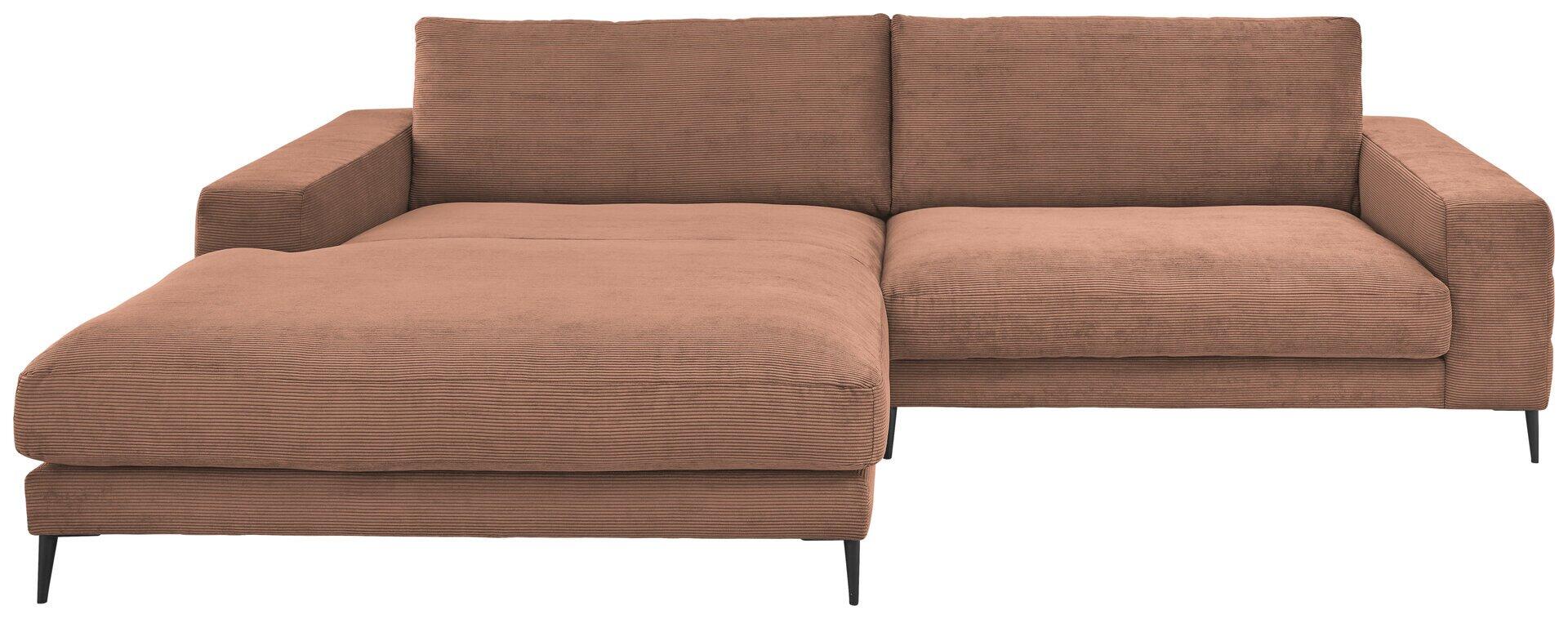 Ecksofa Badia Base 2.0 mit Metallfuß in Schwarz, Frontansicht, zeigt die Chaiselongue links mit bequemer Liegefläche und den separaten 1,5-Sitzer rechts.