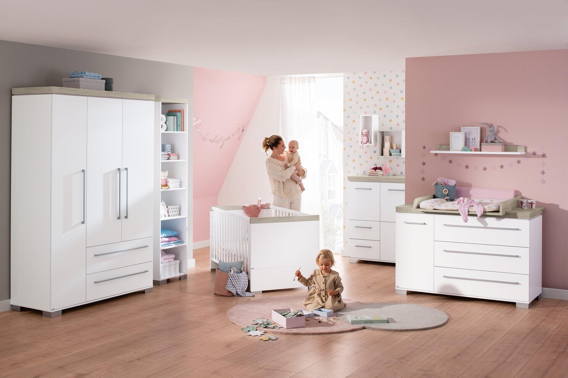 Kleiderschrank Kira mit Drehtüren, Schubladen und Fächern, eingebettet in ein stilvoll eingerichtetes Kinderzimmer.