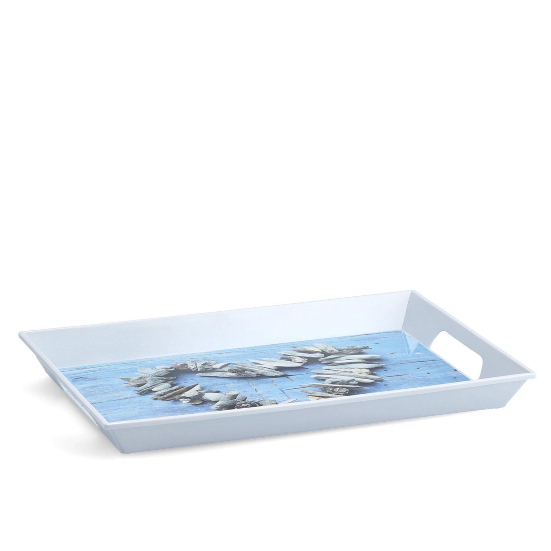 Serviertablett mit integriertem Griff und leicht erhöhten Rändern, bedruckt mit einem Kranz aus Muscheln auf einer strukturierten Holzoberfläche.