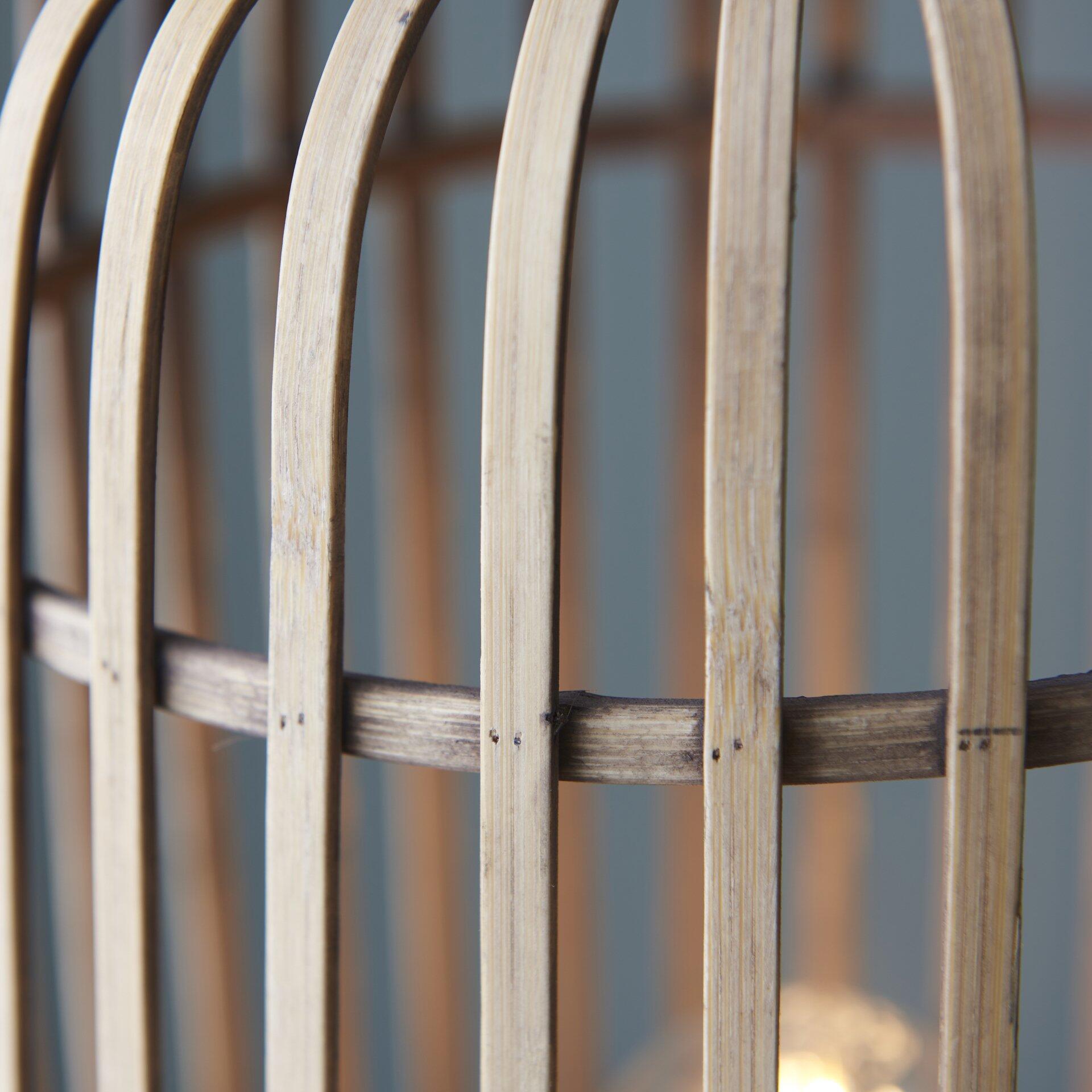 Stehleuchte Woodrow: Detailaufnahme des Lampenschirms aus hellem Holz mit vertikalen, leicht gebogenen Leisten und horizontalen Metallösen.