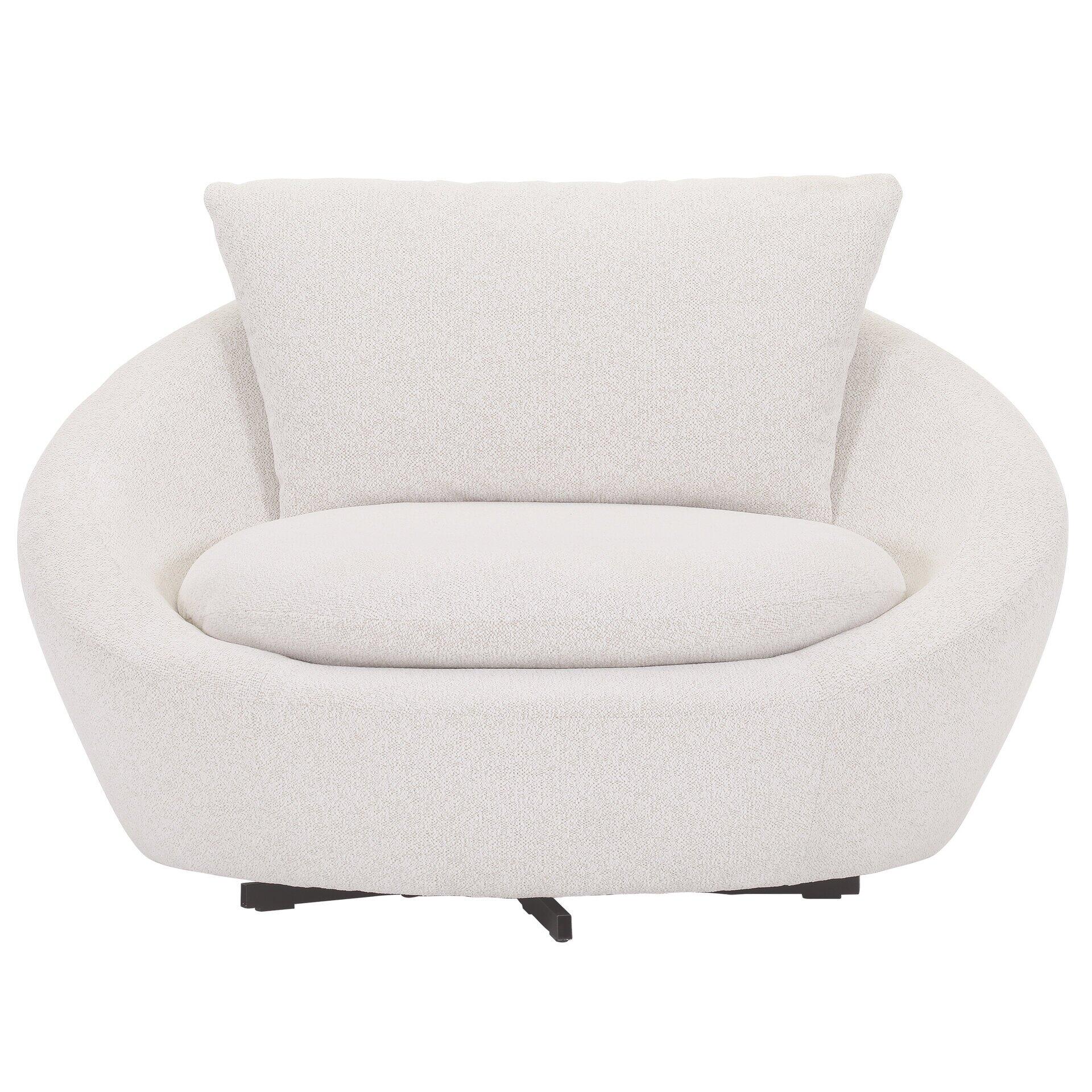 Beiger Sessel mit abgerundeter Form, 360° drehbarem Metalldrehgestell und tiefem Sitz, ergänzt durch ein passendes Kissen.