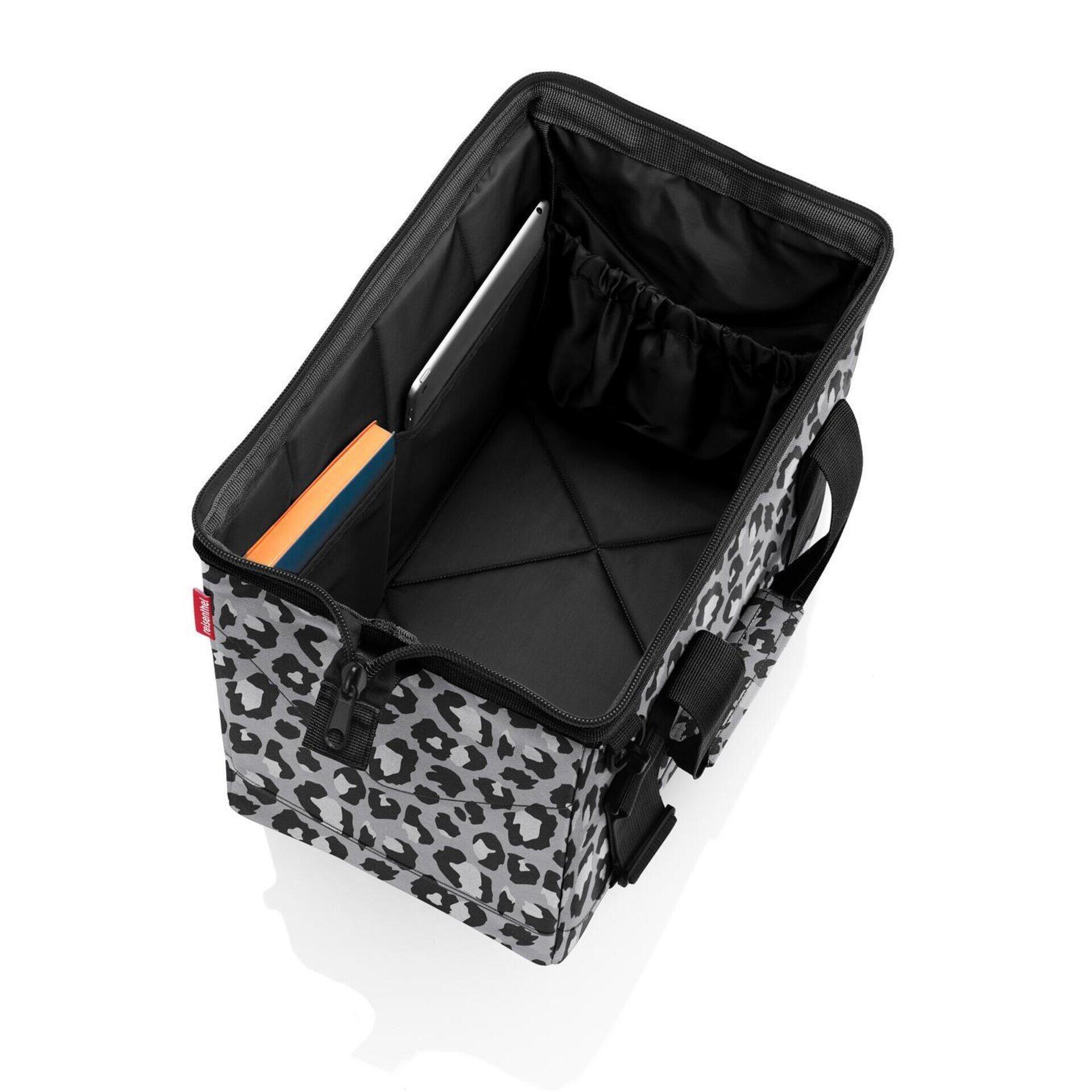 Allrounder m Kühltasche in Leopardenmuster mit geöffnetem Deckel, Innenleben, robustem Henkel, durchsichtigem Tablet-Fach und mehreren elastischen Taschen.