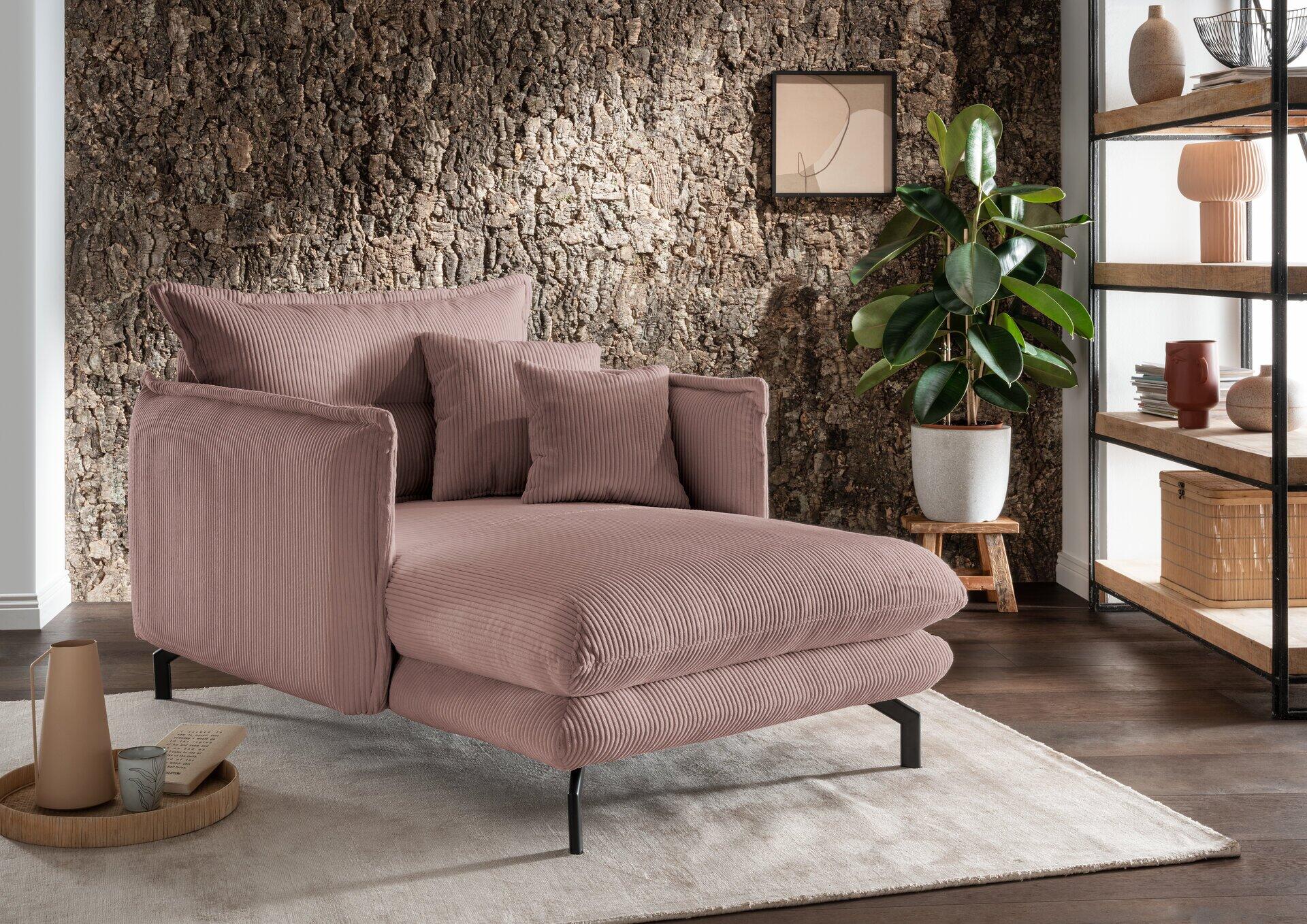 Rosafarbenes Loveseat, Lava, mit schwarzem Metall-Winkelfuß, dargestellt in einer erhöhten Drei-Viertel-Ansicht, die die bequeme Sitzfläche und das Gesamtdesign betont.