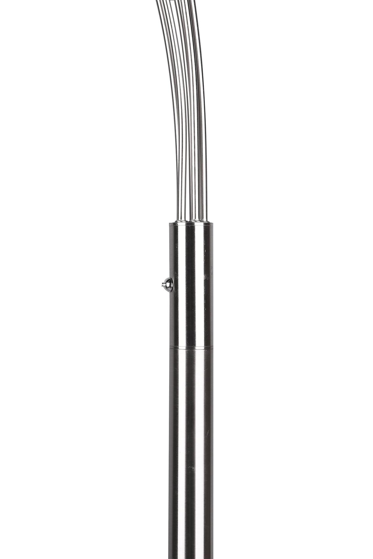 Detailaufnahme des verstellbaren Lampenständers der Stehlampe Reed mit gebogenen Metallstreifen und Schraube zur Winkelverstellung.