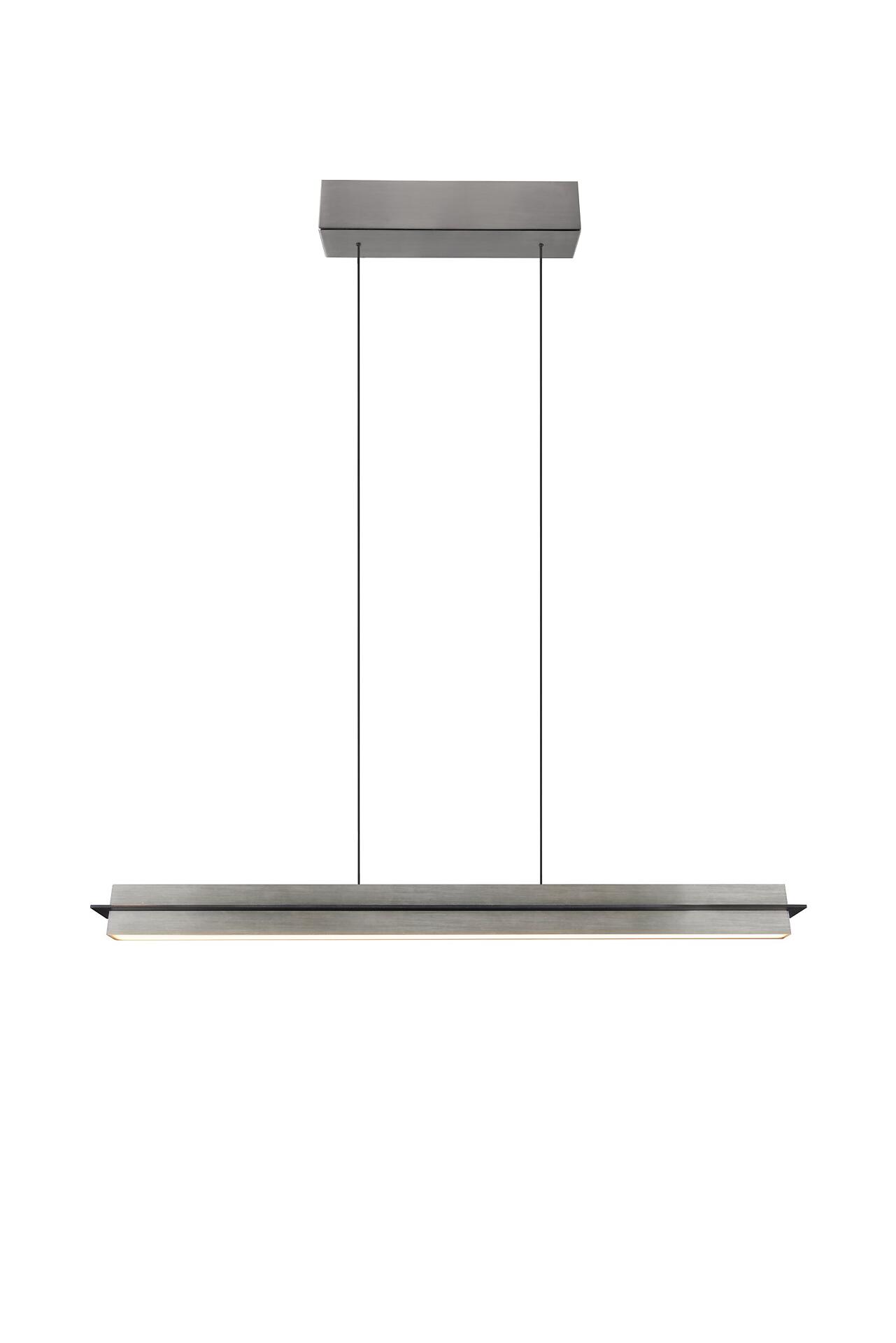Pendelleuchte Emerson mit gebürstetem Metallfinish, dargestellt in einer Frontalperspektive, die die schlanke, lange Form und die warm-diffuse Beleuchtung betont.