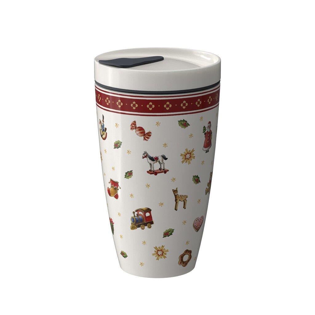 Weißer Villeroy & Boch Coffee To Go Becher "Toys Delight" mit weihnachtlichem Dekor aus Spielzeug-Eisenbahnen, Karussells und Tannenzweigen, abgebildet in einer Studioaufnahme mit angelehntem Deckel, der eine auslaufsichere Funktion andeutet.