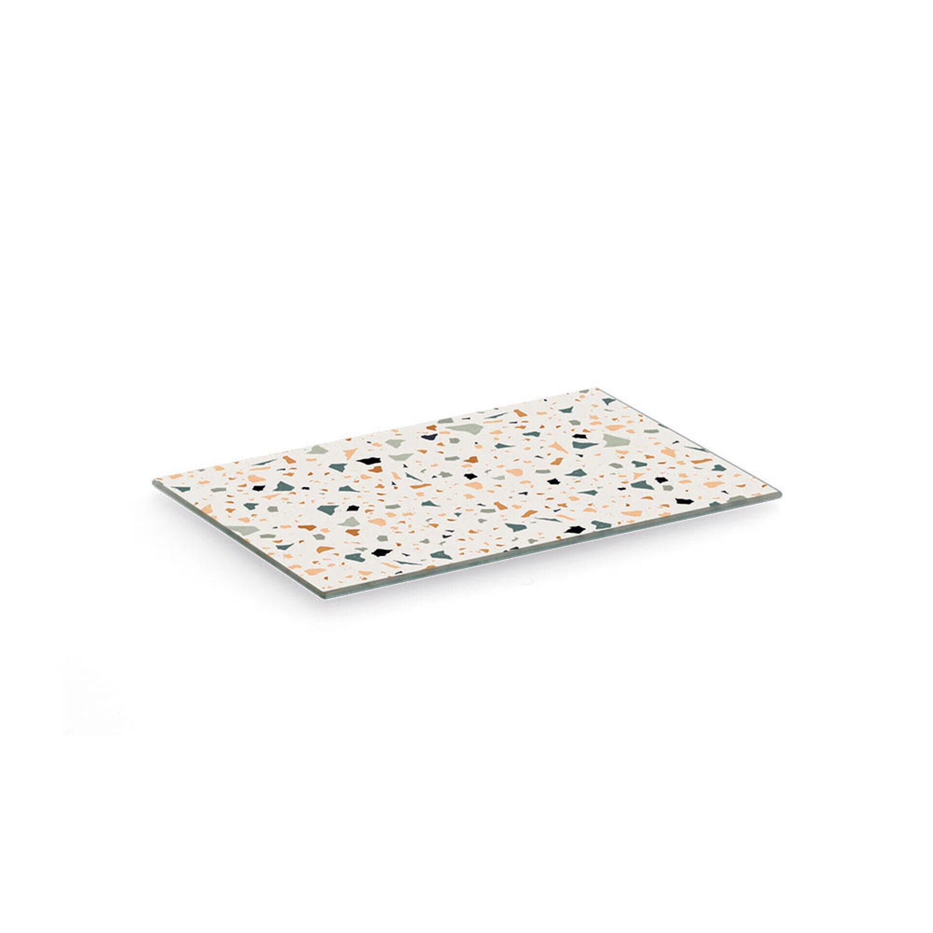 Schneidebrettplatte mit Terrazzo-Muster in Weiß, Beige, Grau, Schwarz und Grün, geeignet zum Schneiden und Zubereiten von Lebensmitteln.