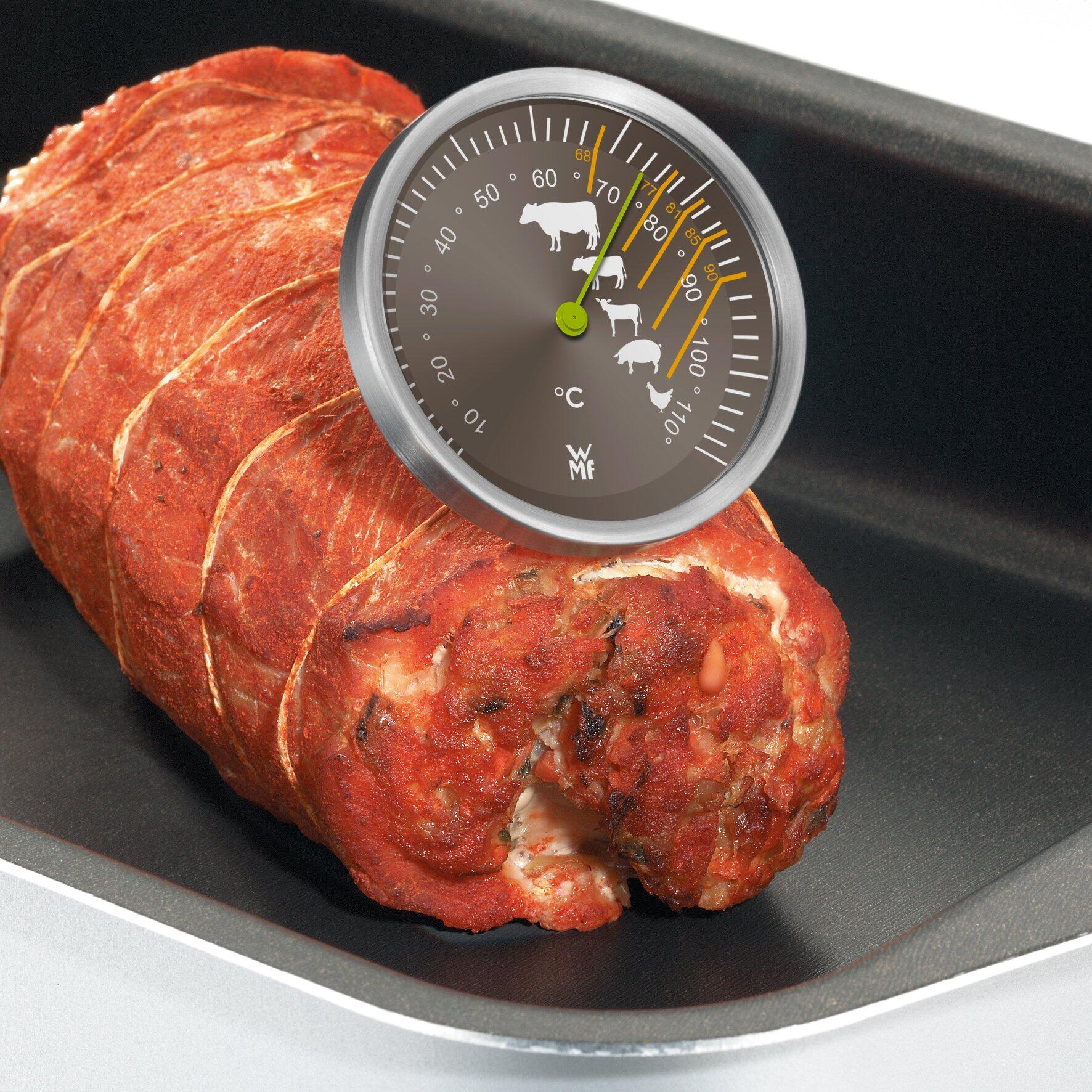 WMF Thermometer misst die Kerntemperatur eines Bratens auf einer silbernen Platte.