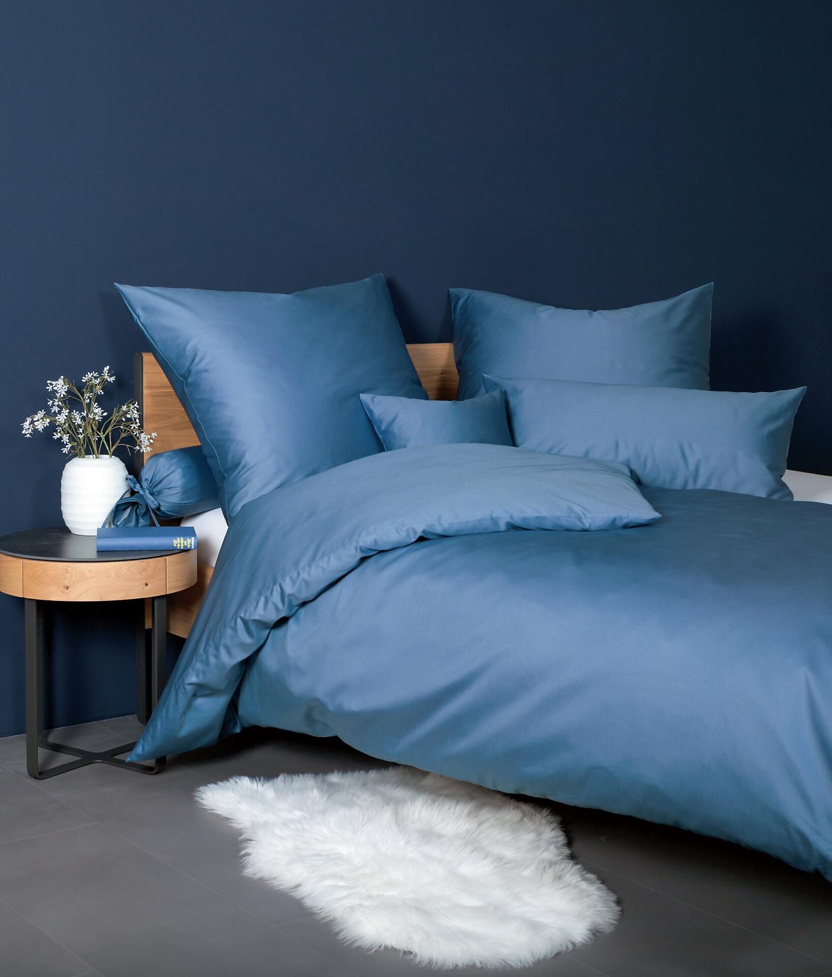 Dunkelblaues Bettwäsche-Set aus Mako-Satin-Baumwolle in einem stilvollen Schlafzimmerambiente.
