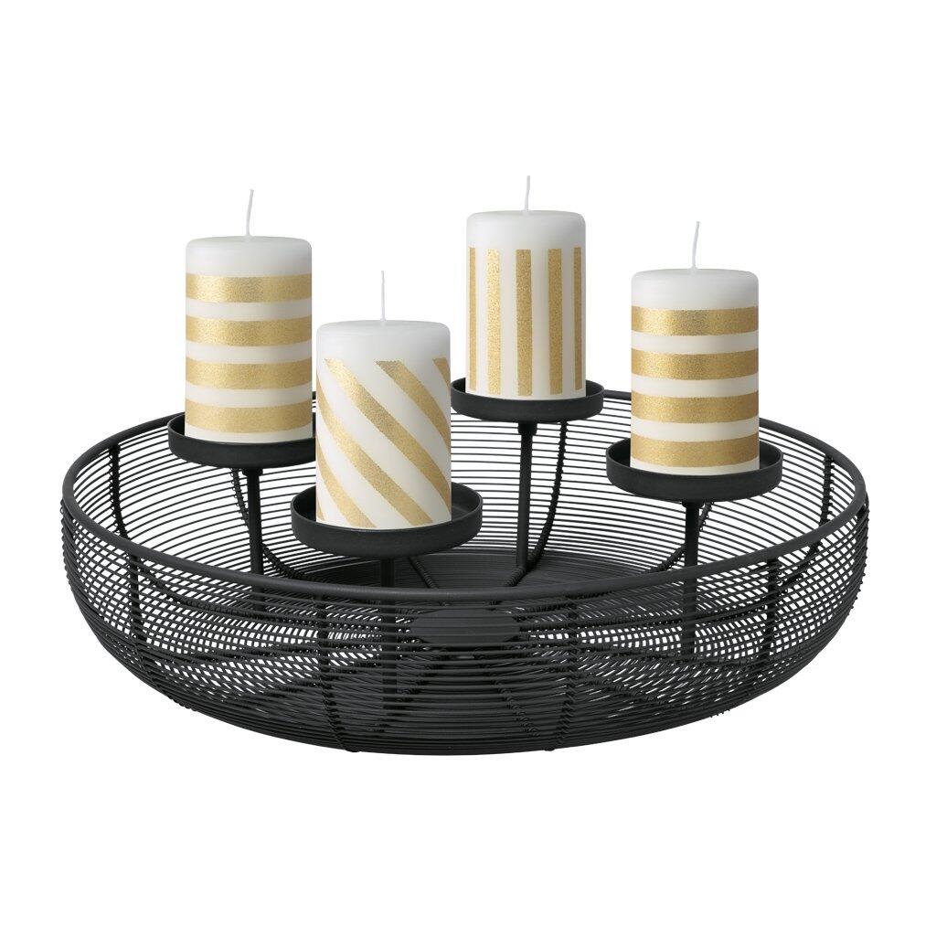 Adventskranz Christmas Chic: Rundes, schwarzes Metallgestell mit Rastermuster und drei Kerzenhaltern für dekorative Kerzen.