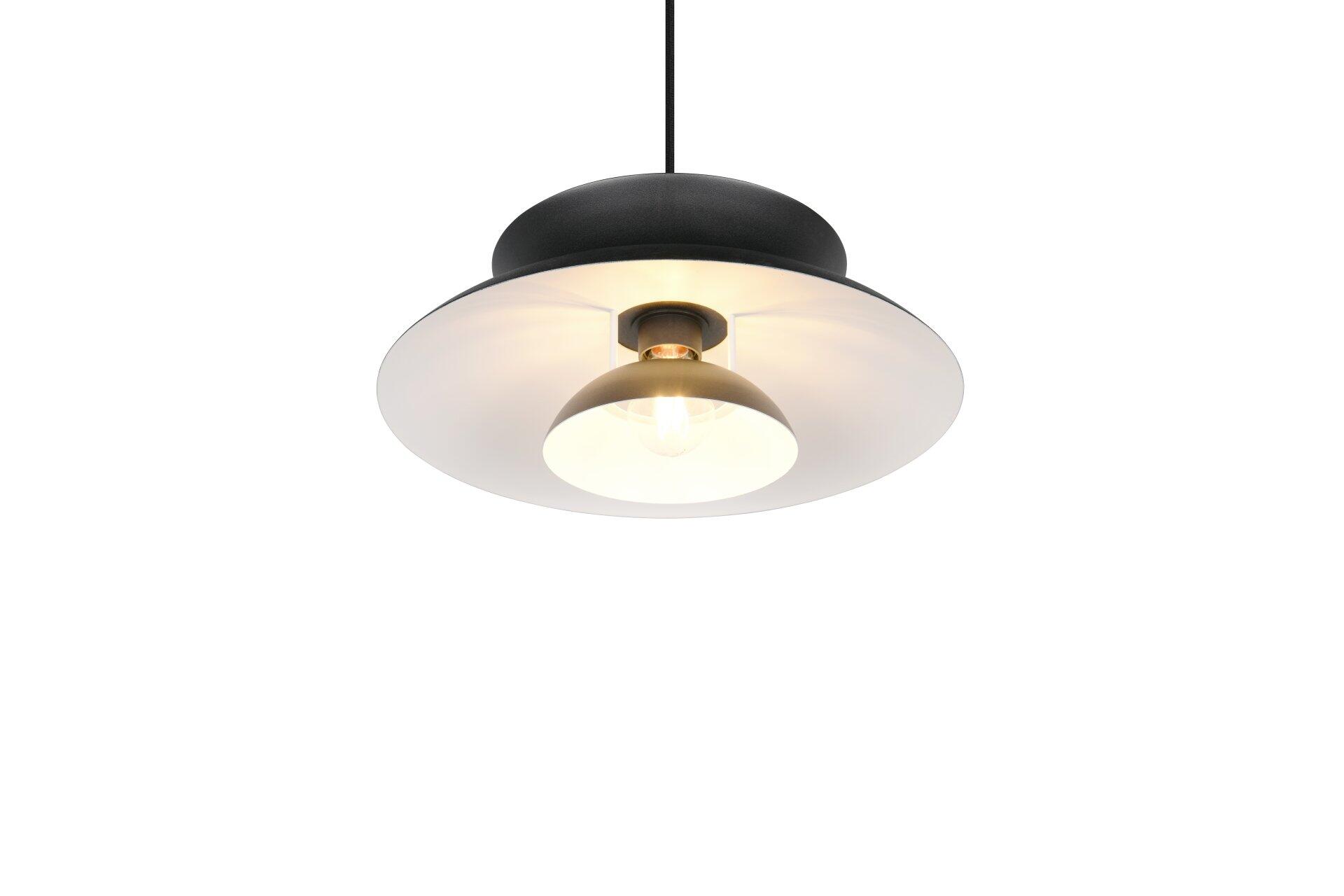 Pendelleuchte Amarila mit schwarzem Schirm und weißem, konkavem Diffusor, die in Frontalperspektive vor einem weißen Hintergrund warmes Licht abstrahlt.