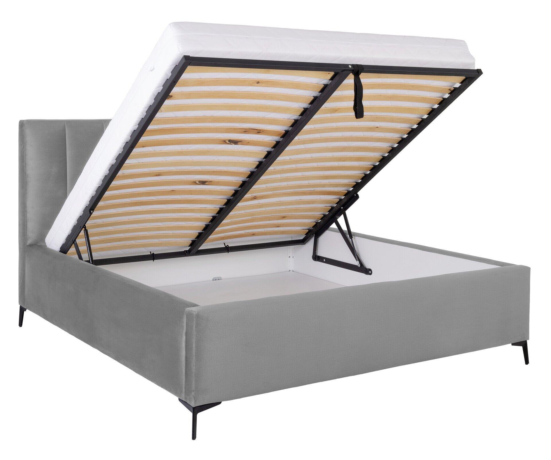 Bett Alini mit grauem Stoffbezug, erhöhtem Kopfteil und hochklappbarem Bettrahmen, der einen Stauraum mit Lattenrost freigibt.