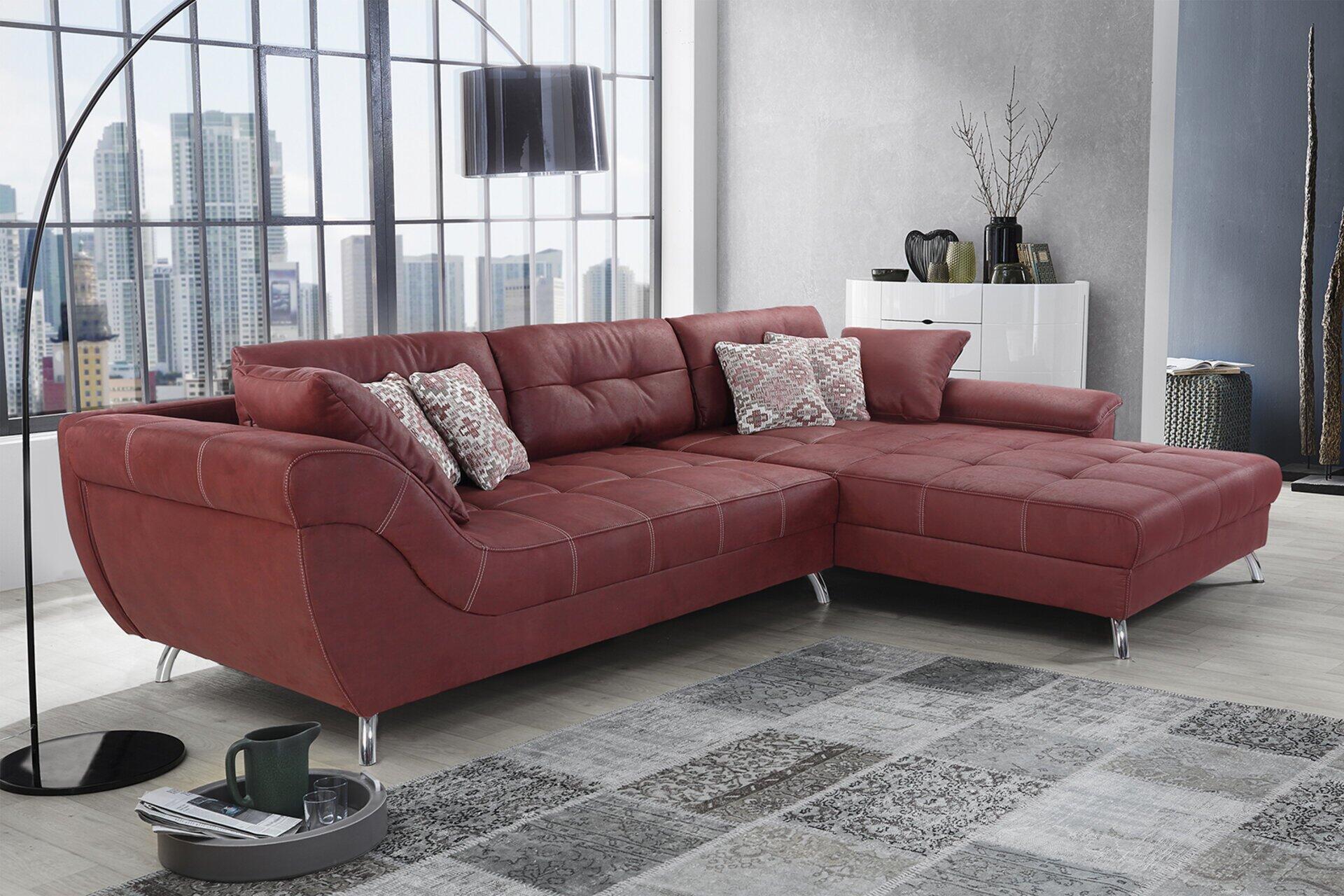 Wohnlandschaft San Francisco, rotbraune Eckcouch mit tief sitzender Form, breiten Armlehnen und chromfarbenen Füßen, leicht erhöhte Perspektive zeigt die Couch in einem modernen Wohnzimmerambiente.