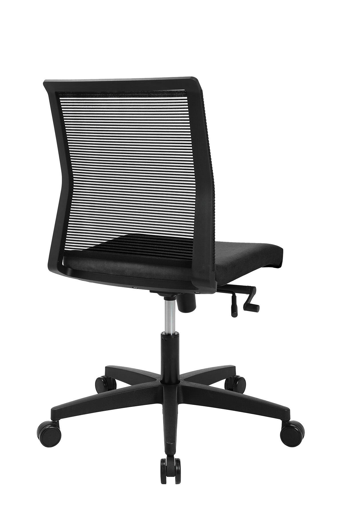 Schwarzer Bürostuhl Smart Point mit fünf Rollen, silbernem Gaslift, Mesh-Rückenlehne und verstellbarer Armlehne, dargestellt aus einer leicht geneigten Seitenansicht.