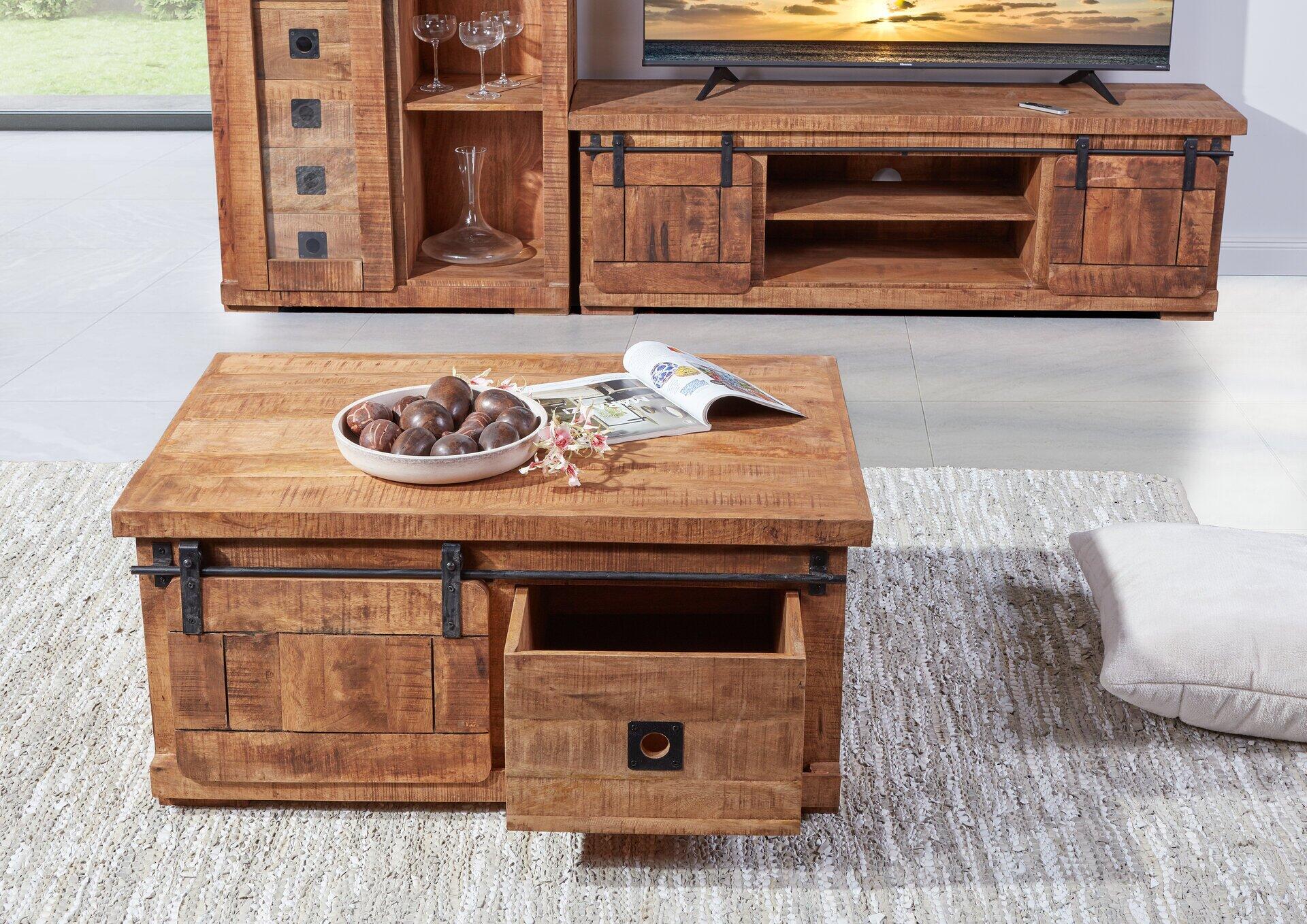 Couchtisch Kamerun aus massivem Mangoholz mit gebrauchter Optik, sichtbare Schiebetüren, Schublade und Metallgriffe.