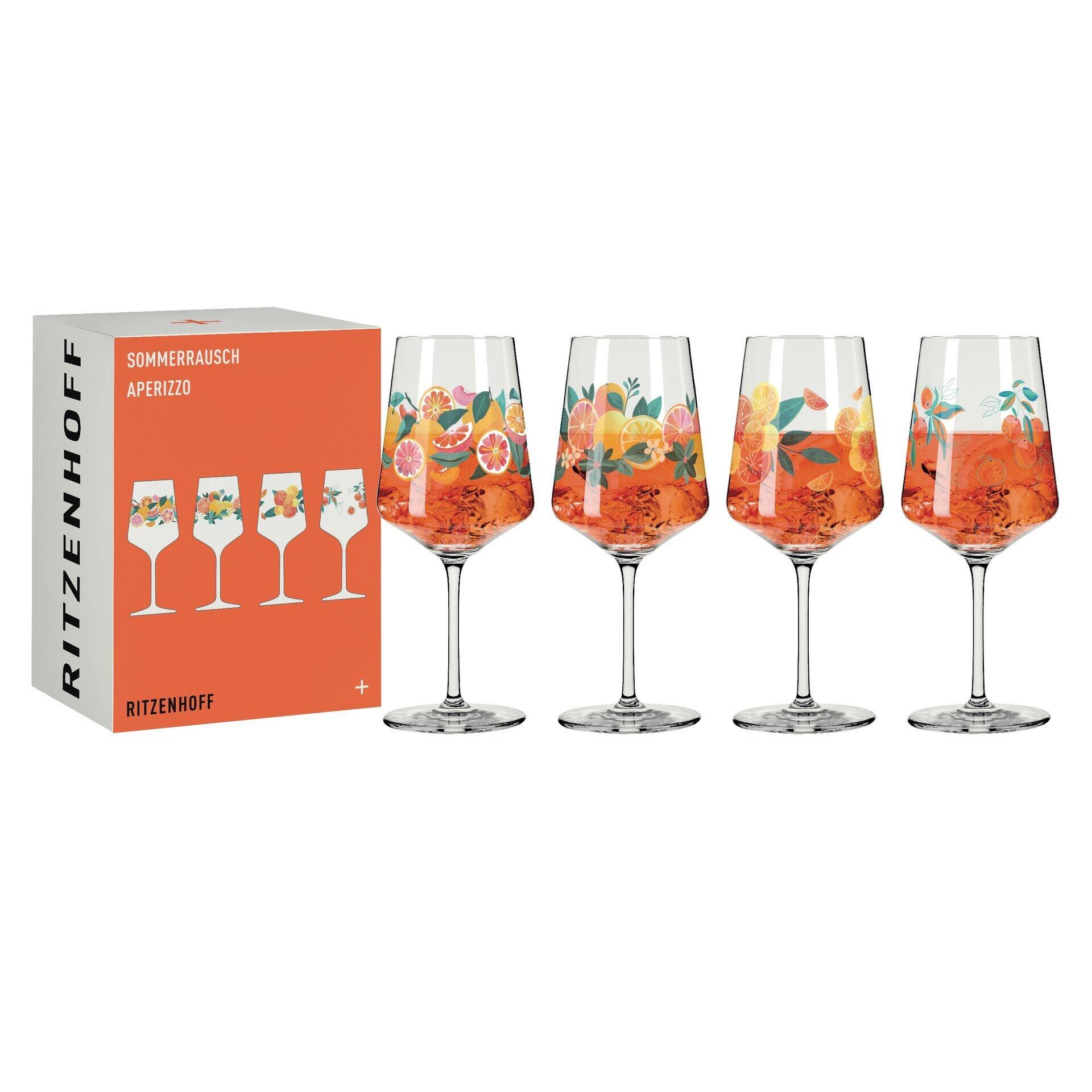 Aperitifglas-Set von Ritzenhoff: Vier Gläser mit orangefarbenem Getränk, dekoriert mit Zitronenscheiben und Beeren, in eleganter Form und auf weißem Untergrund präsentiert.