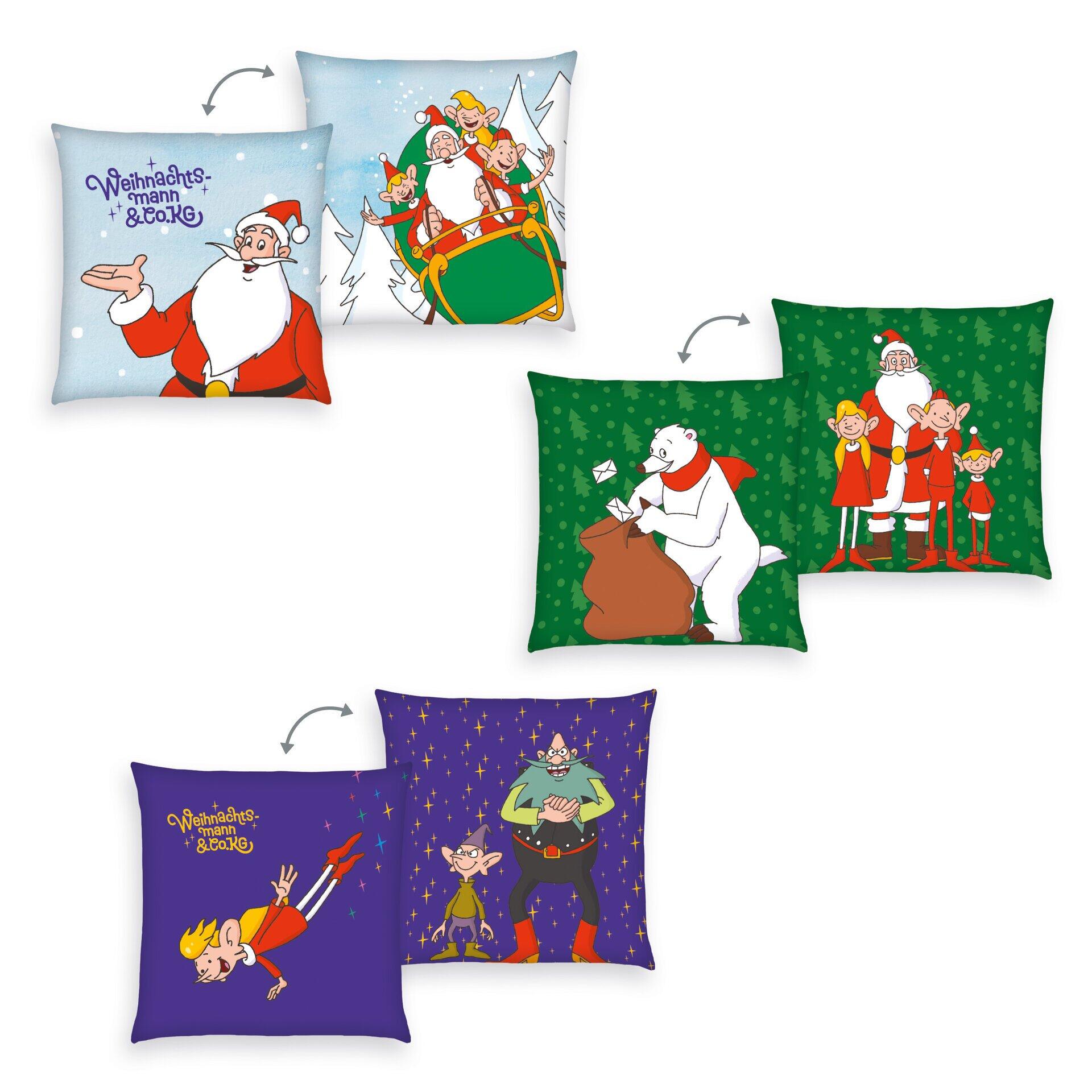 Dunkelblauer Kissenbezug mit weihnachtlichen Comic-Motiven: Ein Weihnachtsmann mit Schlitten, Elfen und ein Eisbär mit Mütze sitzen vor verschneiten Bergen.