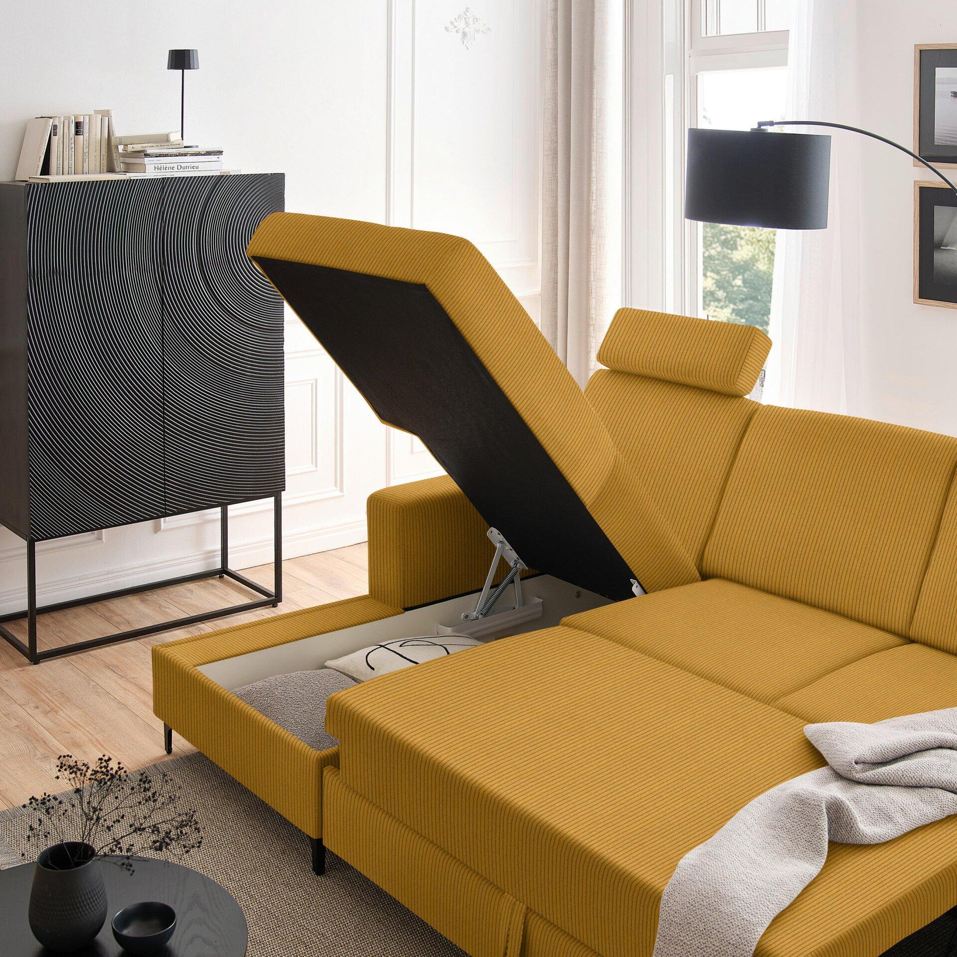 Ecksofa Balina mit hochgezogener Sitzfläche und Stauraum, geöffnet durch Metallmechanismen, im modernen Wohnzimmer.