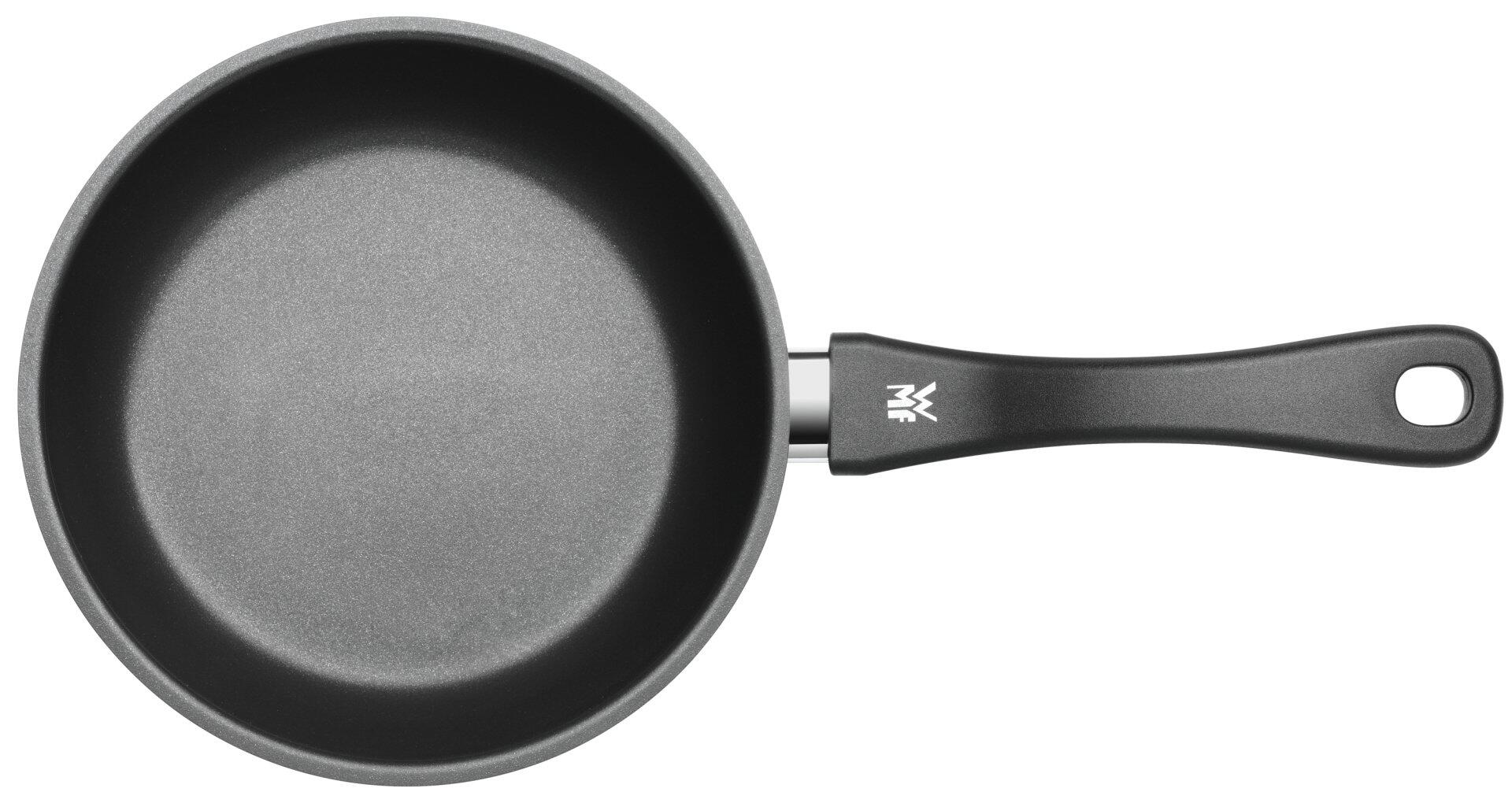 Vogelperspektivische Aufnahme der schwarzen WMF Devil Pfanne mit ergonomischem Griff, Edelstahl-Verbindungsstück und eingeprägtem "WM"-Logo.