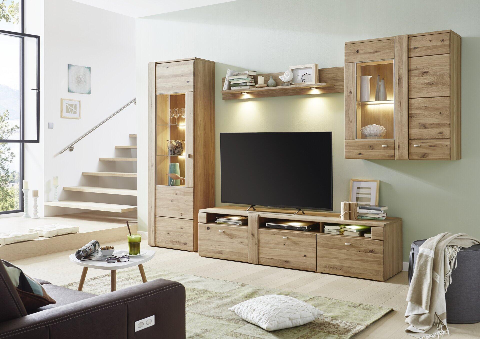 TV-Wohnlösung Colorado mit TV-Lowboard, Sideboards mit Glastüren und indirekter Beleuchtung in einem modernen Wohnzimmer.