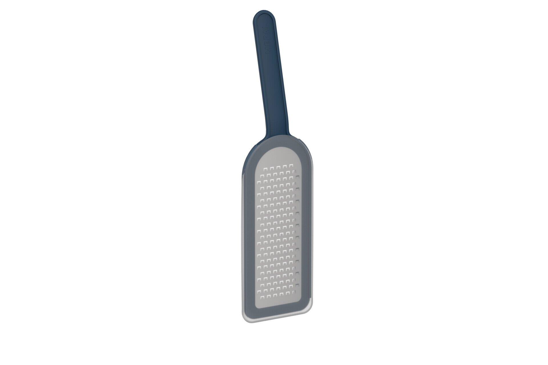 Reibeisen "Chef it" mit silbernem Reibebereich und dunkelblauem Griff vor weißem Hintergrund.