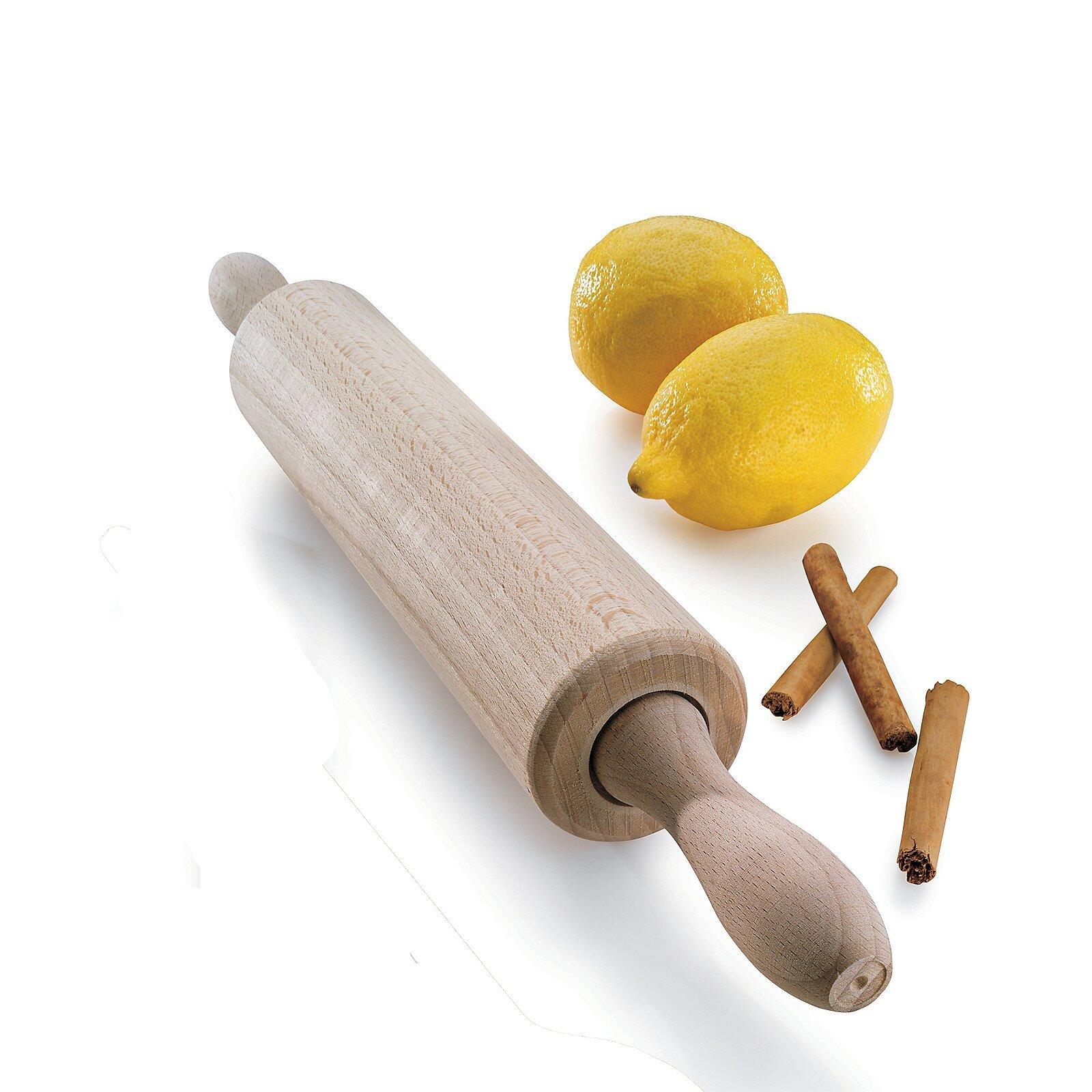 Nudelholz Maribor aus hellem Holz mit abgerundeten Enden und ergonomischem Griff, dargestellt auf weißem Untergrund.