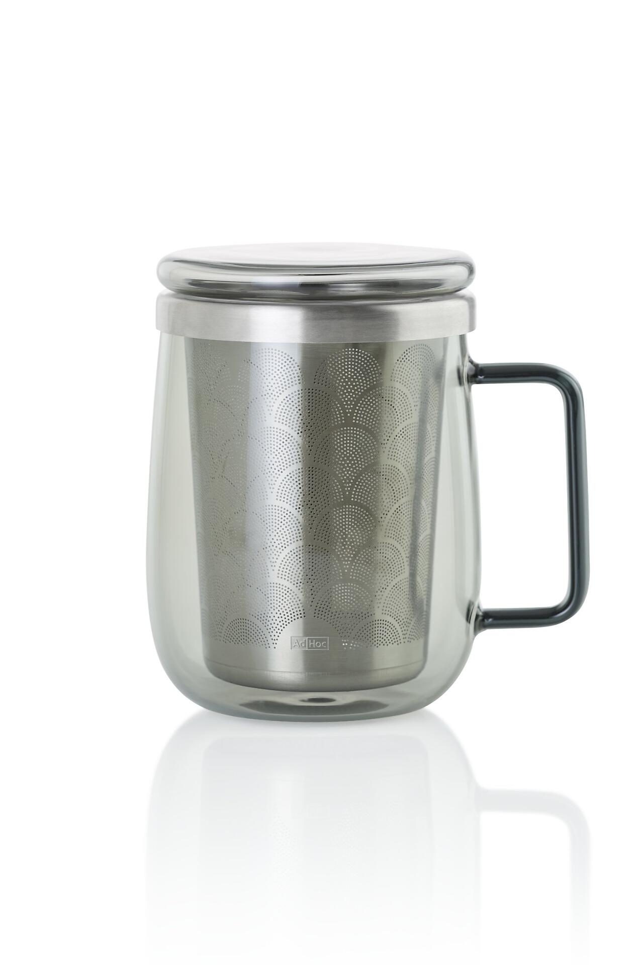 Teeglas Yuna: Silberfarbene Teetasse aus Edelstahl mit bauchiger Form, schwarzem Henkel und passendem Deckel, Detailaufnahme aus schräger Frontalperspektive.