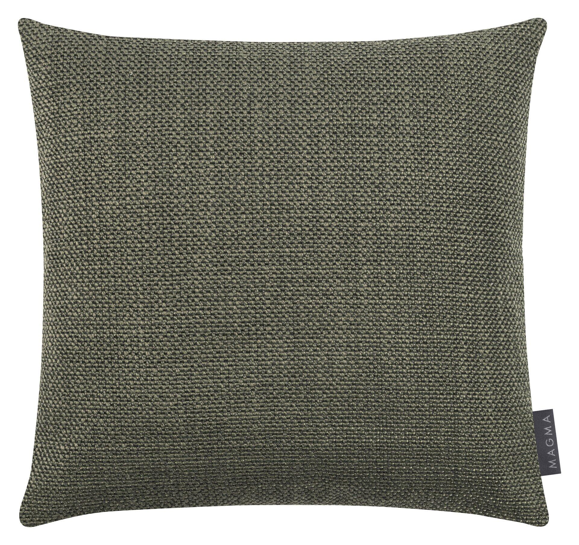 Grünes Kissen mit diagonaler Jacquard-Textur und dezentem "MAGMA"-Etikett.