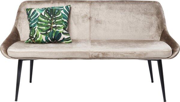 Beige Samt-Couch "East Side" mit geschwungener Rückenlehne, breiter Sitzfläche und schwarzen Stahlfüßen, aus der Vogelperspektive fotografiert, mit einem grünen Kissen.