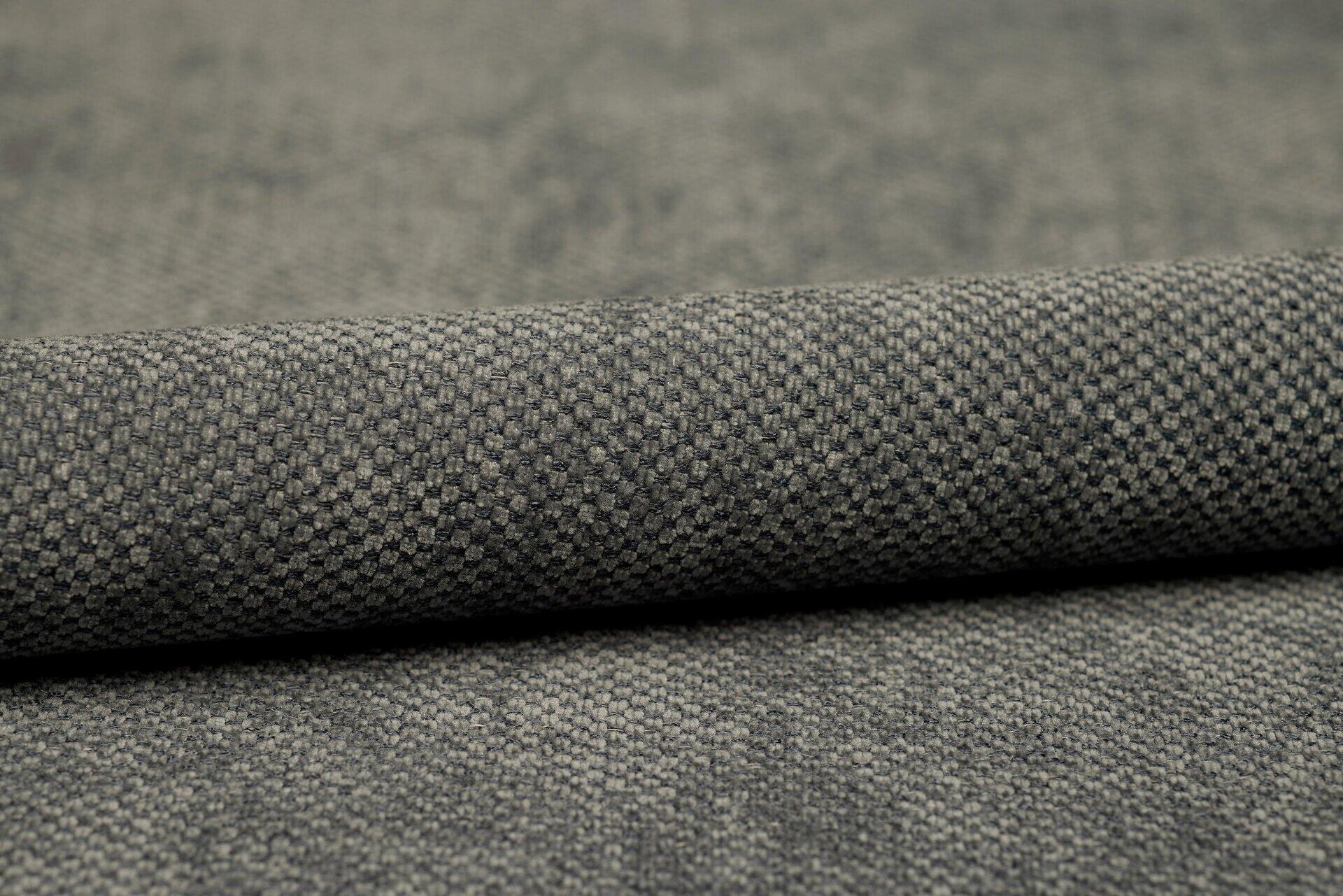 Nahaufnahme des anthrazitgrauen Stoffes des Ecksofas Tokyo, der eine feine, diagonale Texturstruktur zeigt.