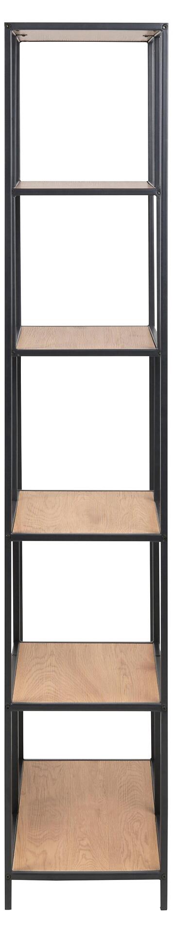 Freistehendes Regal Seaford mit schwarzem Metallrahmen, vier horizontalen Holzregalböden und Sockel im 3/4-Profil.