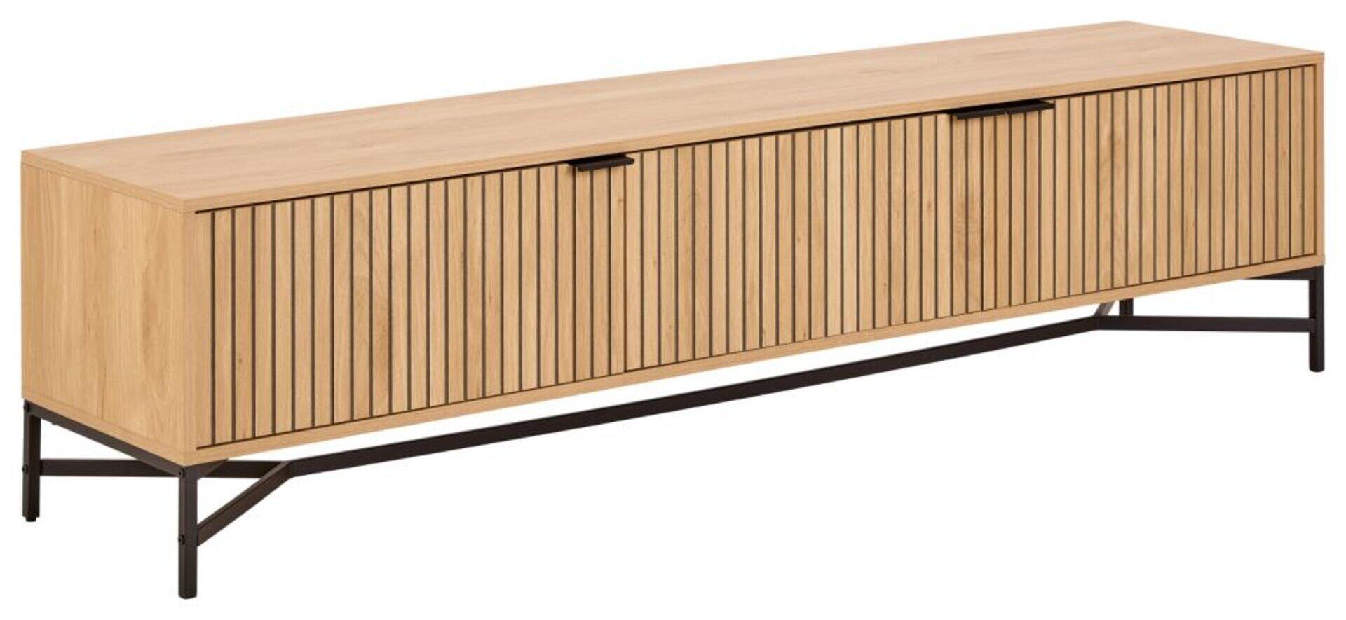 TV-Tisch Jaipur aus Melamin Eiche rau mit drei Schubladen, abgebildet aus leicht erhöhter Schrägsicht, zeigt die hellen Holzoberflächen, eine Schranktür mit Holzlamellen und die gebogenen schwarzen Metallbeine.