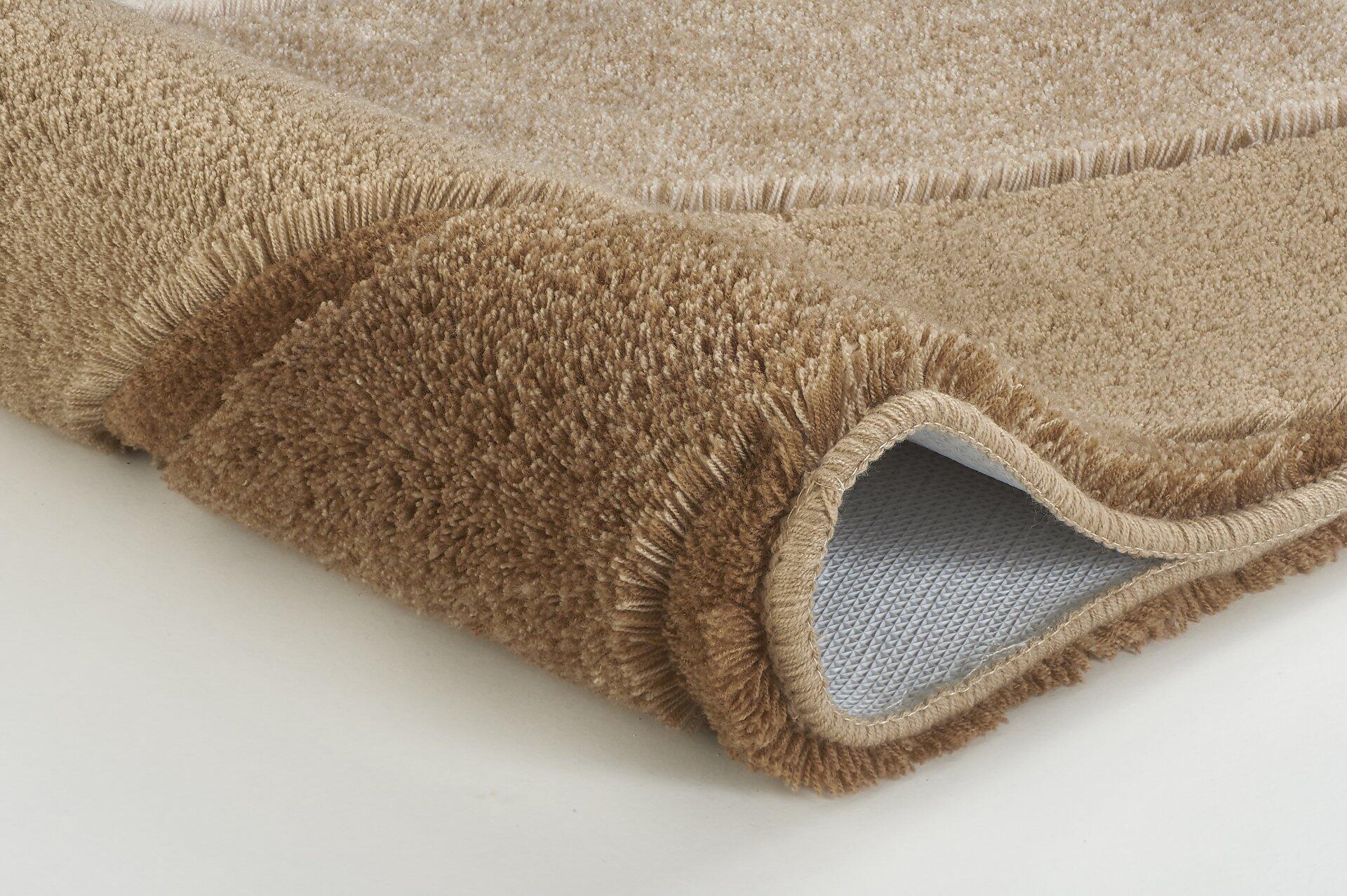 Badteppich Serenade in Taupe mit dichtem, flaumigem Flor und rutschfester, wabenförmiger Unterseite.