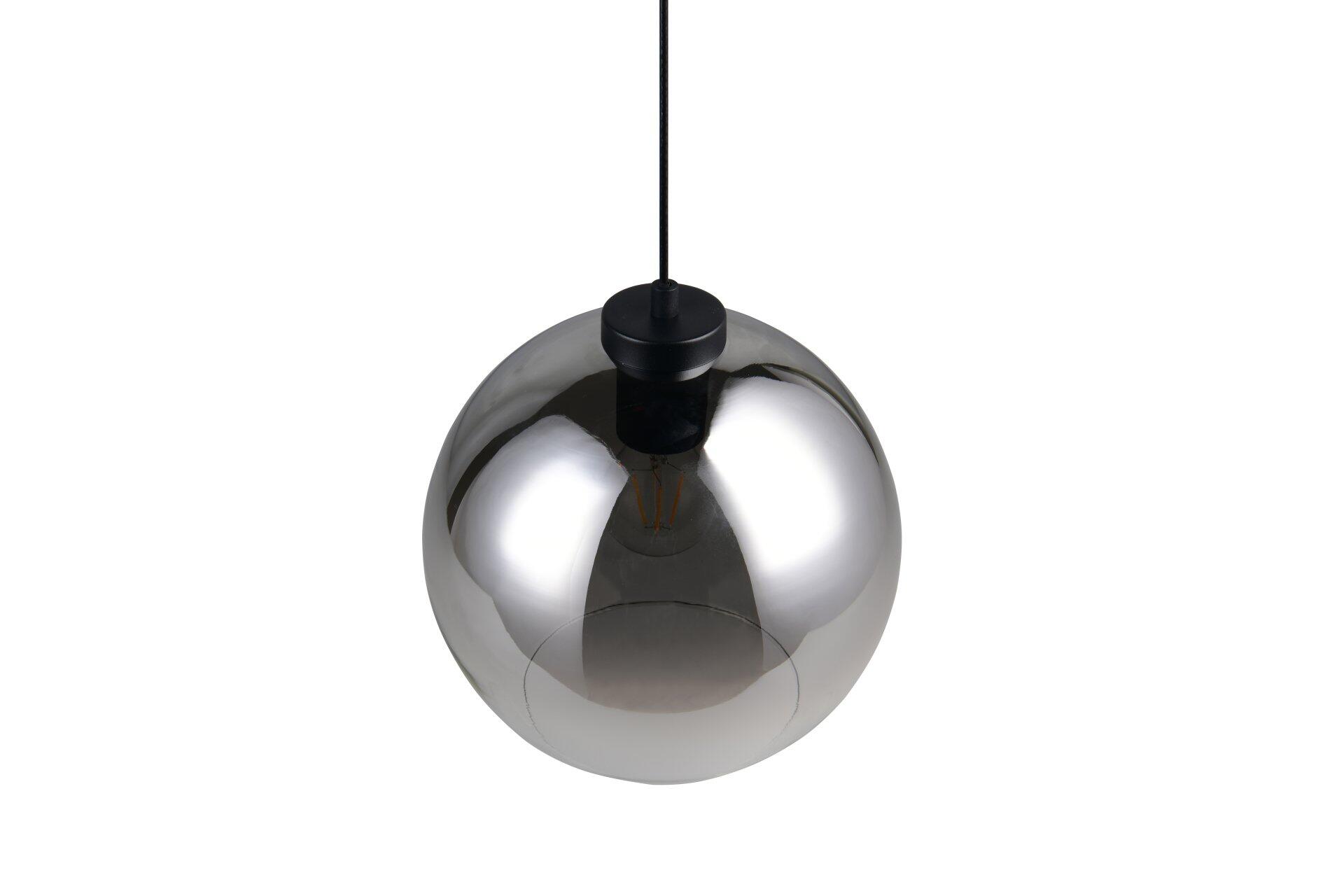 Silberne Pendelleuchte Liora mit großer, reflektierender Glaskugel und schwarzem Kabel, dargestellt in einer Dreiperspektive.