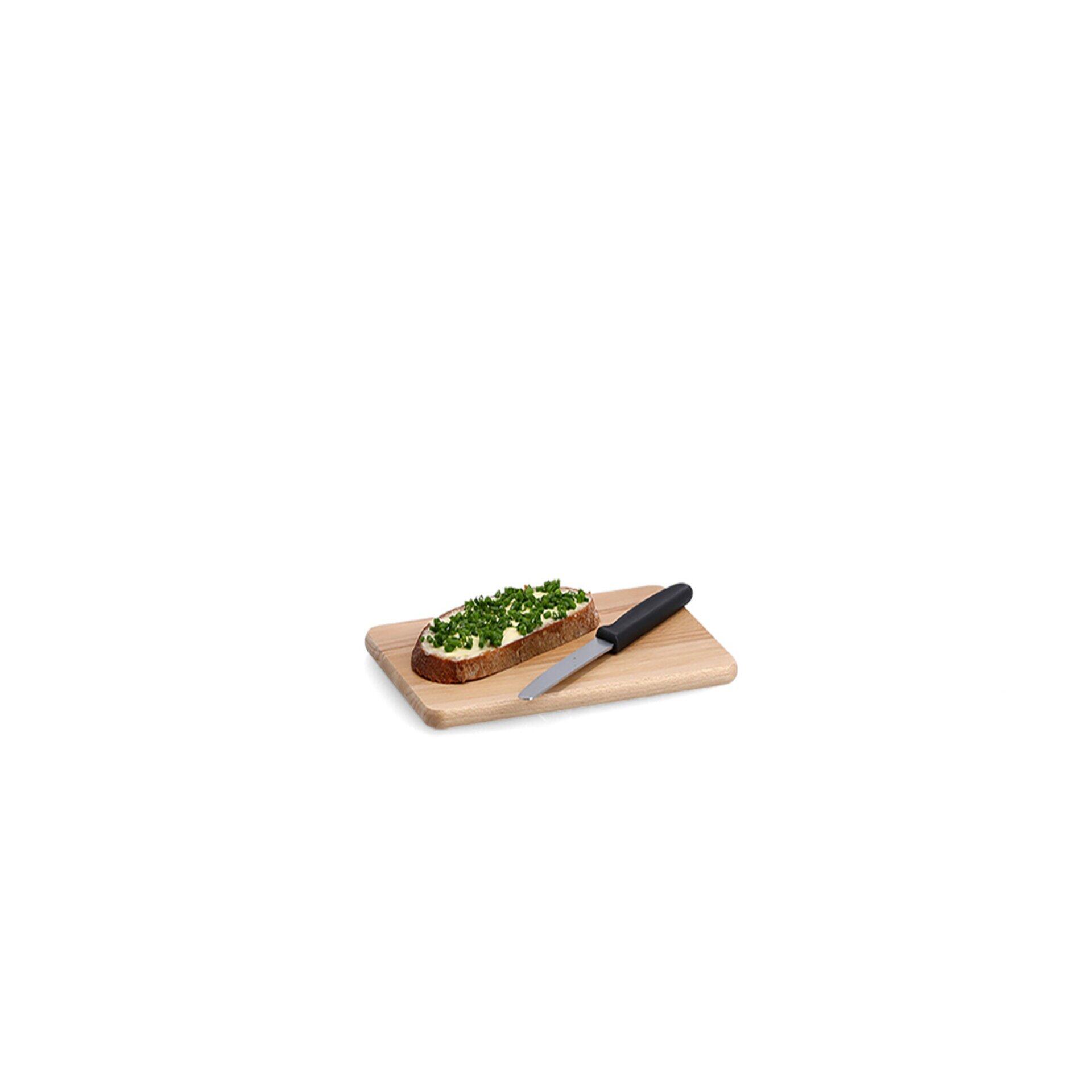Rechteckiges Vesperbrettchen aus hellem Holz mit Brot, Creme, frischen Kräutern und Kochmesser, aus leicht erhöhter Perspektive präsentiert.