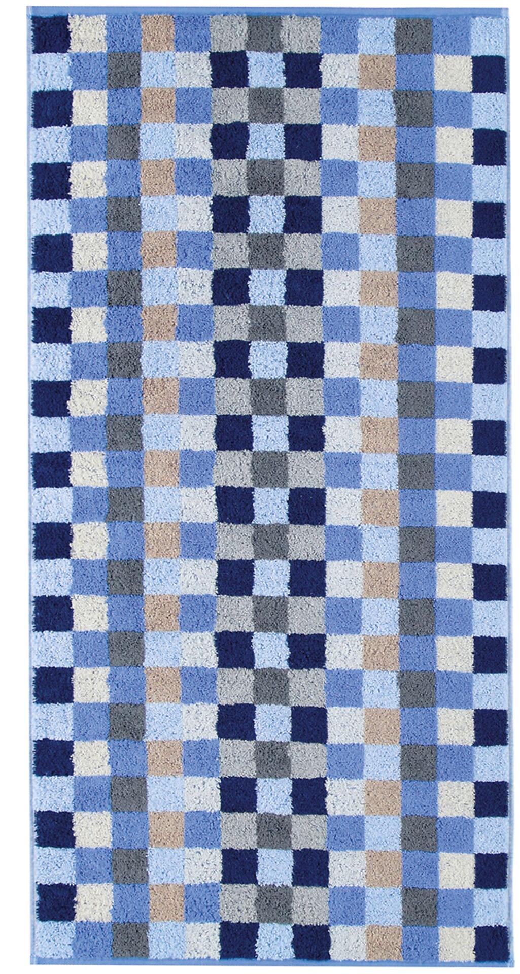 Quadratischer Teppich mit geometrischem Muster aus sich wiederholenden Quadraten in verschiedenen Blautönen, Grau, Beige und Dunkelblau.