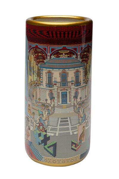Vase Palazzo: Detaillierte Ansicht der porzellanen Vase mit aufwendiger Darstellung einer illusionistischen Palastlandschaft, Tänzern und geometrischen Mustern.
