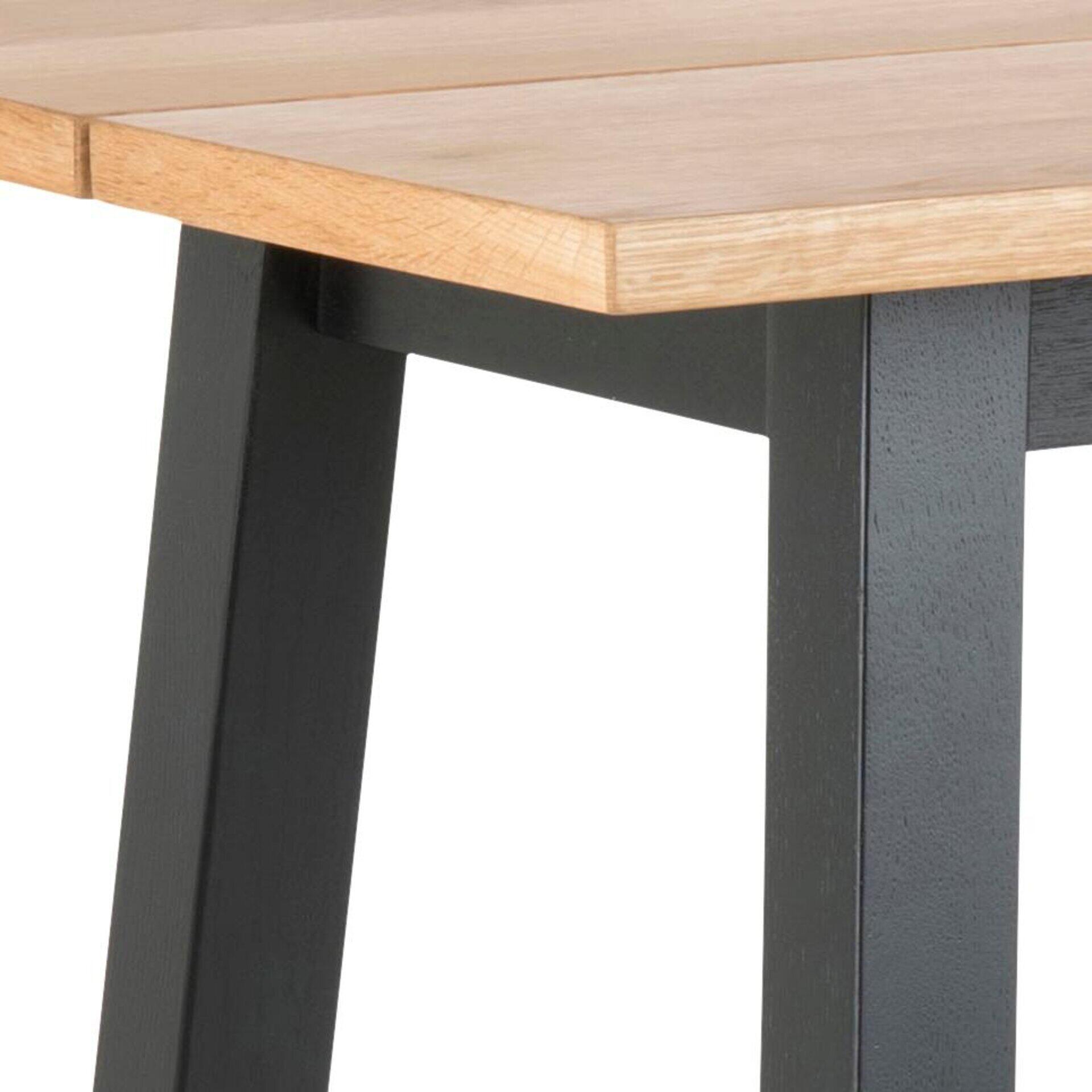 Bartisch Chara mit Splittop-Optik und detailreich gezeigter Maserung der Tischplatte sowie den schmalen, schwarzen Tischbeinen.
