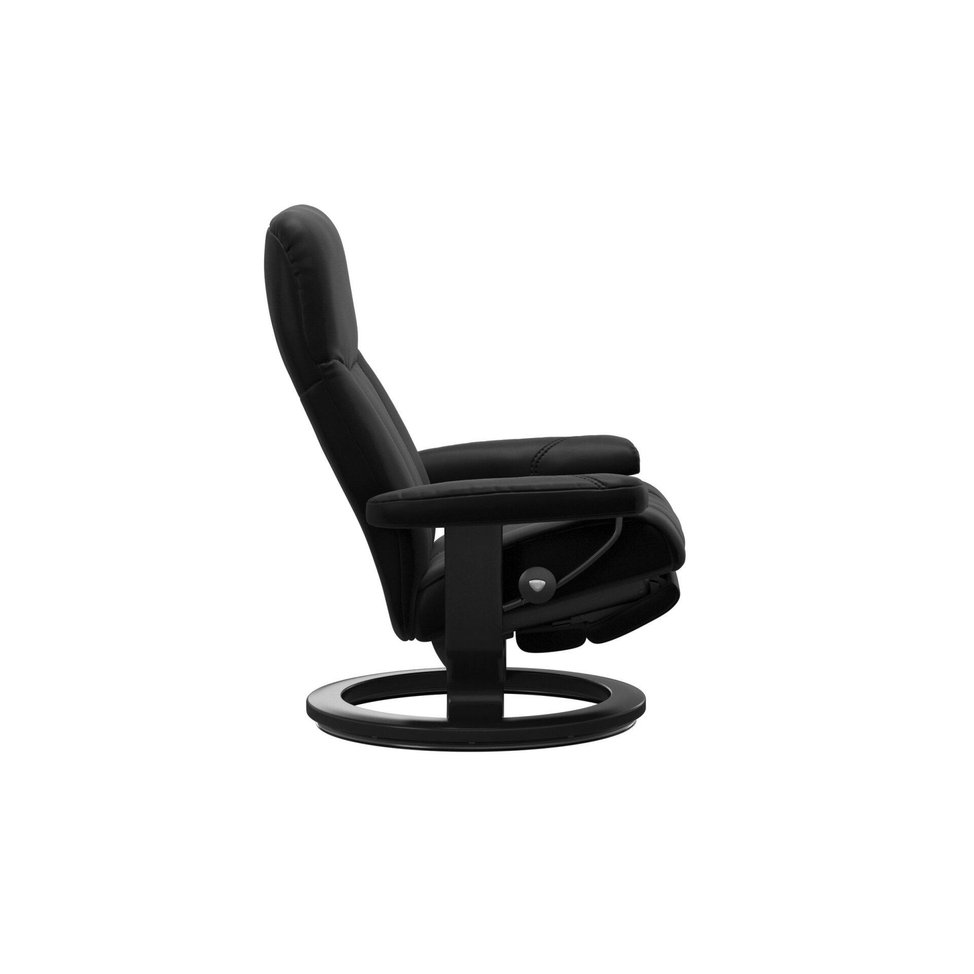 Relaxsessel Consul Power in Schwarz, Seitenperspektive, zeigt die 360° Drehfunktion und die ergonomische Form für komfortables Relaxen.