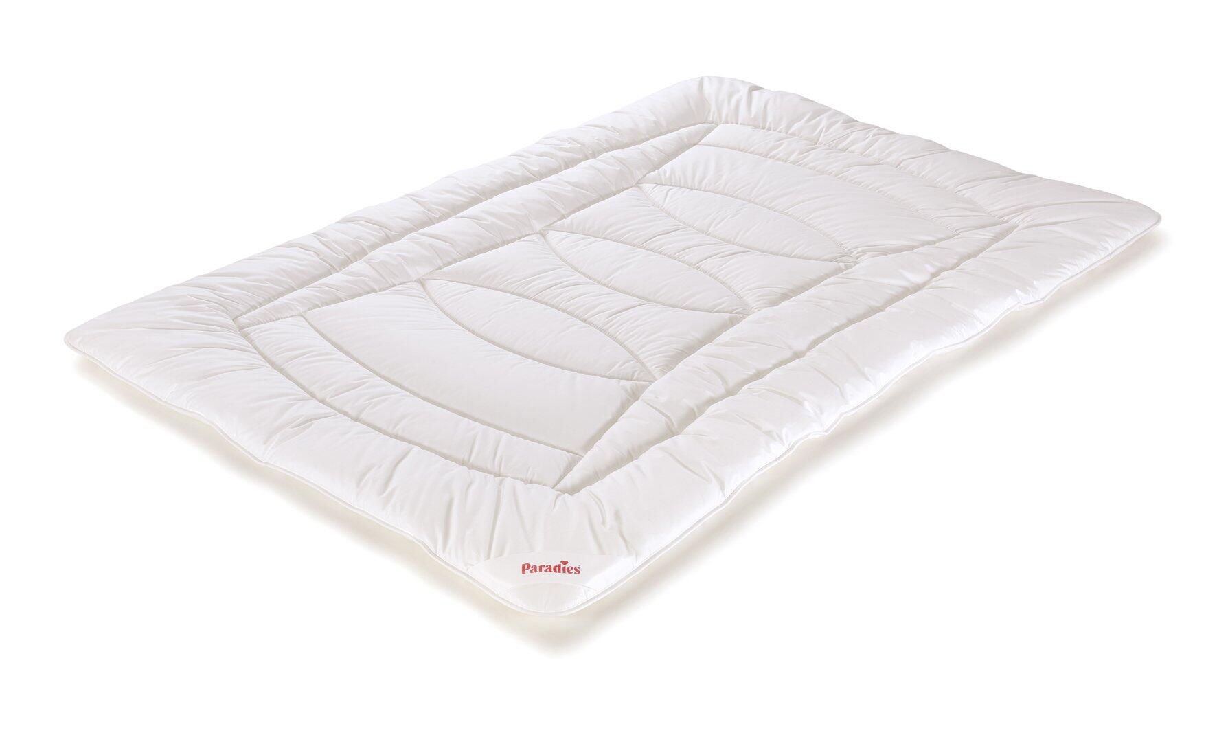 Weiße Ganzjahresbettdecke "Flora medium warm" mit gestepptem, abgerundeten Quadratmuster und voluminöser Füllung auf weißem Untergrund.